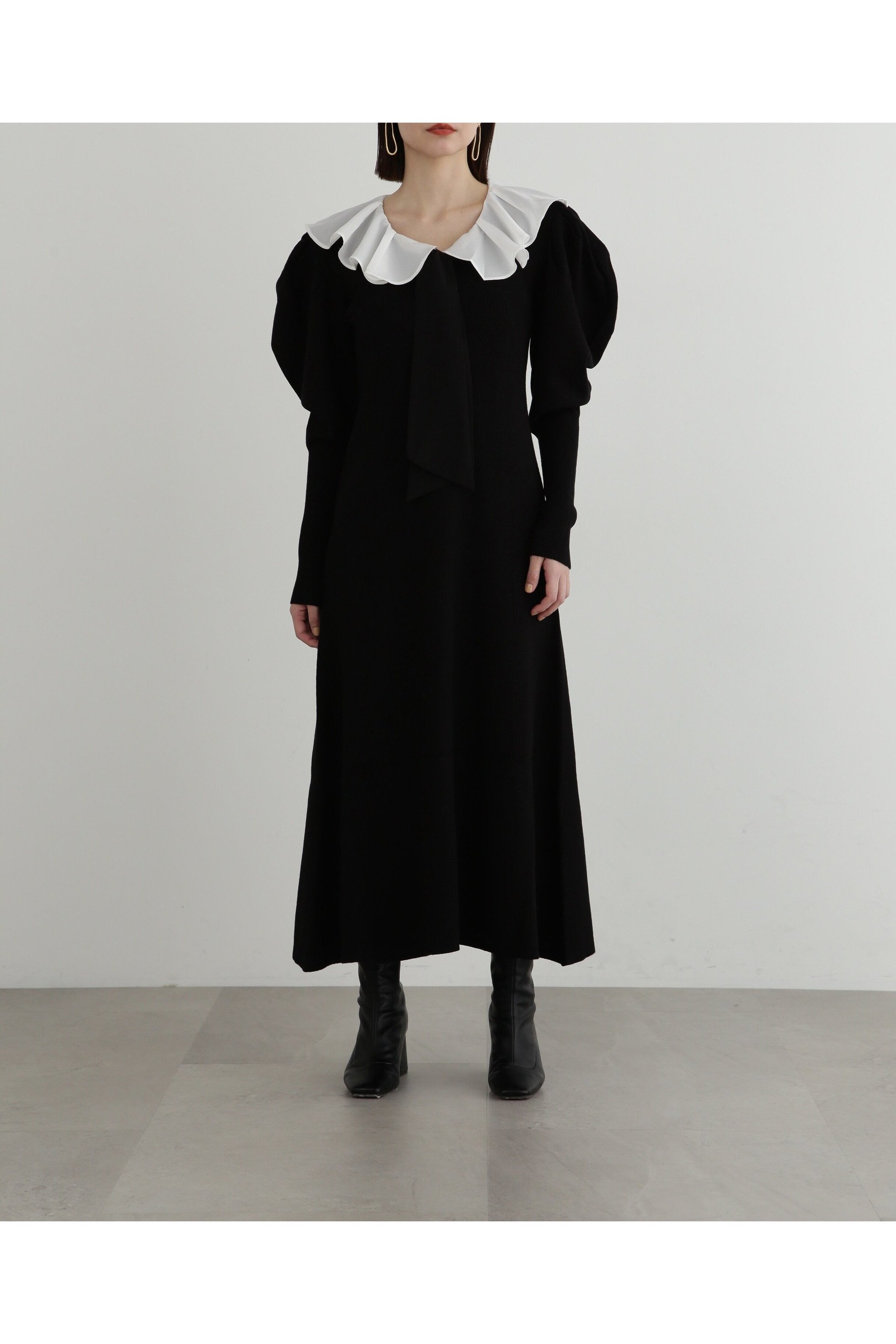 【ジルスチュアート/JILL STUART】のフリルカラーリブニットワンピース インテリア・キッズ・メンズ・レディースファッション・服の通販 founy(ファニー) 　ファッション　Fashion　レディースファッション　Fashion for Women　ワンピース　Dresses　ニットワンピース　Knit Dresses　シンプル　Simple, Minimal　フィット　Fit, Slim Fit　フリル　Frill, Ruffle　フレア　Flare, Flared　ブラック|ID: prp329100004607274 ipo3291000000033011617