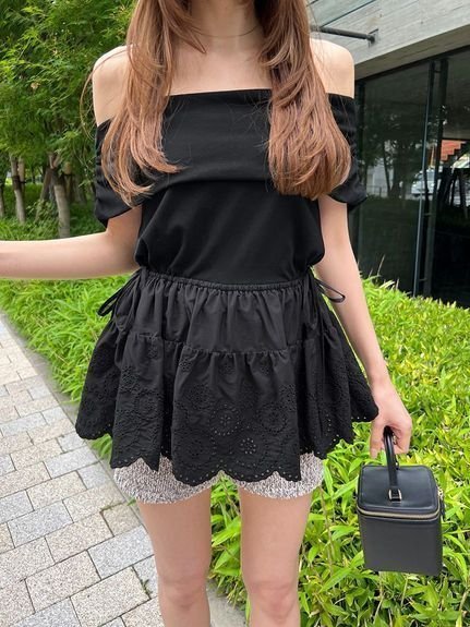 【スナイデル/SNIDEL】のカットオフショルペプラムプルオーバー インテリア・キッズ・メンズ・レディースファッション・服の通販 founy(ファニー) 　ファッション　Fashion　レディースファッション　Fashion for Women　トップス・カットソー　Cut & Sew Tops　カジュアルプルオーバー・ニットトップス　Pullovers & Knit Tops / Casual Pullovers　ウェーブ　Wavy Pattern　カットソー　Cut and Sewn Top　ストレート　Straight, Straight Cut　デコルテ　Décolleté, Neckline　トレンド　Trend, Trending Now　ドッキング　Docking, Mixed Material　ペプラム　Peplum, Flared Hem　リボン　Ribbon, Bow　レース　Lace, Lace Fabric　ロマンティック　Romantic, Feminine Style　ヴィンテージ　Vintage Style　今季　This Season, Current Season　BLK[009]|ID: prp329100004609449 ipo3291000000032971032