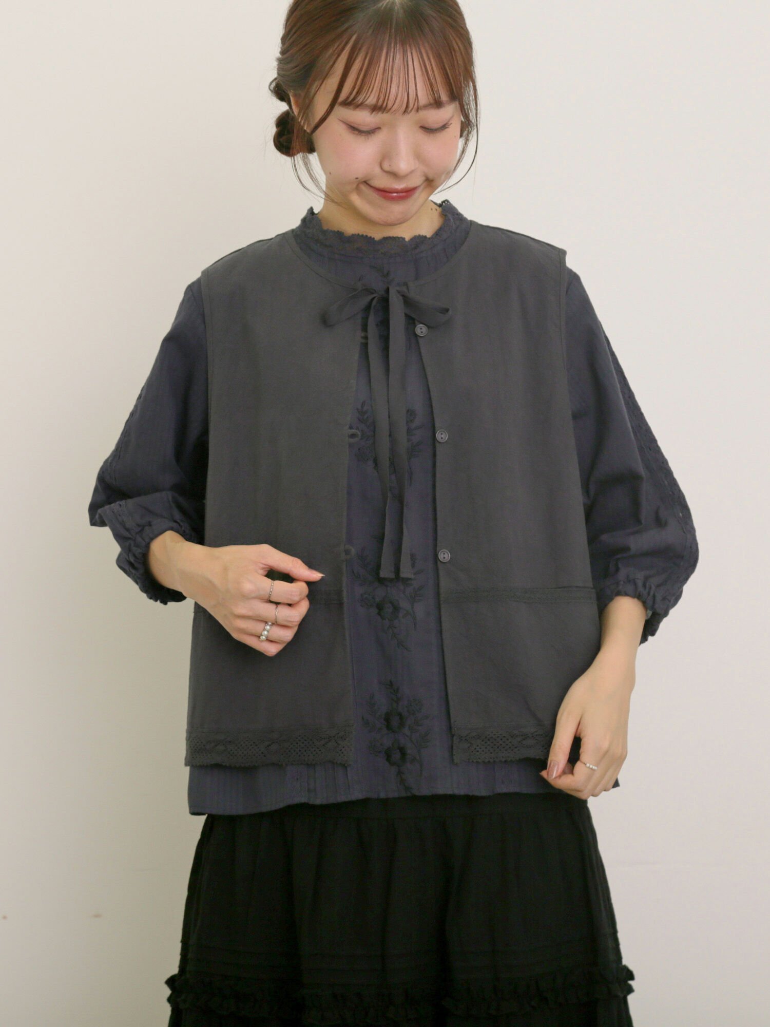 【サマンサモスモス/Samansa Mos2】のレース付きリボン開きベスト インテリア・キッズ・メンズ・レディースファッション・服の通販 founy(ファニー) 　ファッション　Fashion　レディースファッション　Fashion for Women　アウター　Coat / Outerwear Collection　トップス・カットソー　Cut & Sew Tops　ベスト&ジレ / 重ね着スタイル　Vests & Gilets　ベスト　Vest, Waistcoat　リボン　Ribbon, Bow　レース　Lace, Lace Fabric　チャコールグレー|ID: prp329100004609570 ipo3291000000032972461