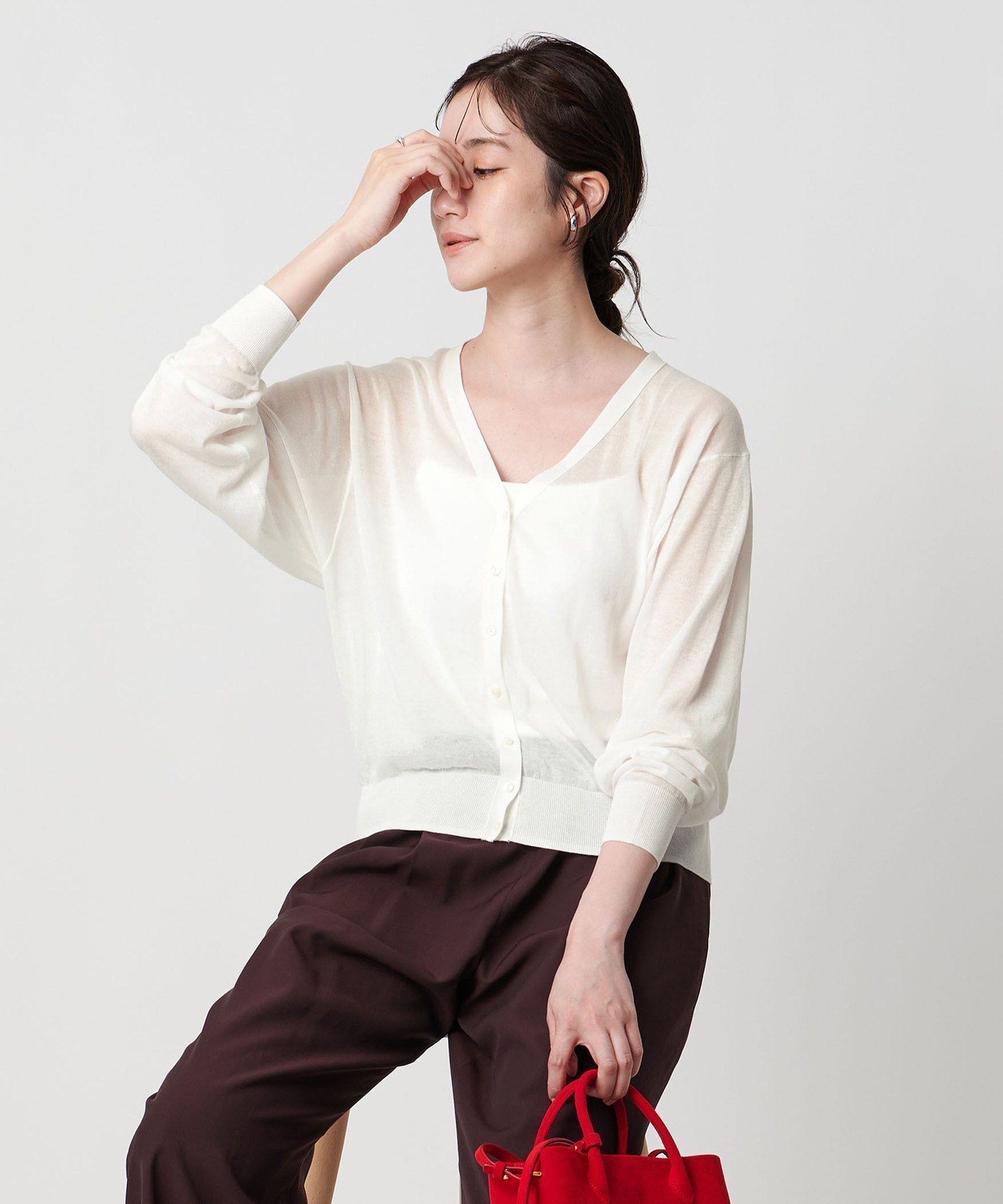 【ユナイテッドアローズ/UNITED ARROWS】のシアーVネックニットカーディガン - ウォッシャブル - インテリア・キッズ・メンズ・レディースファッション・服の通販 founy(ファニー) 　ファッション　Fashion　レディースファッション　Fashion for Women　トップス・カットソー　Cut & Sew Tops　ニット　Knit Tops & Sweaters　カーディガン・羽織り　Layered Style Cardigans　Vネックトップス　V-Neck Tops / V-Cut Neckline Shirts　インナー　Innerwear　ウォッシャブル　Machine Washable　カーディガン　Cardigan, Knitwear　シアー　Sheer, See-Through　シンプル　Simple, Minimal　ドレープ　Drape, Draping Fabric　バランス　Balance, Style Balance　ビビッド　Vivid, Bright Tone　ベーシック　Basic, Essential　ボトム　Bottoms, Lower Wear　エレガント 上品　Elegant　羽織　Haori, Light Jacket　WHITE|ID: prp329100004609764 ipo3291000000033143175