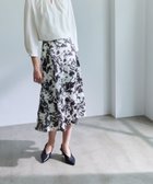 【エポカ/EPOCA】のシャドウフラワープリント フレアスカート 人気、トレンドファッション・服の通販 founy(ファニー) ファッション Fashion レディースファッション Fashion for Women スカート Skirts Aライン・フレアスカート A-Line & Flared Skirts おすすめ Recommended / Our Picks サテン Satin, Glossy Fabric ジャケット Jacket, Outerwear セットアップ Set-Up, Coordinated Outfit ドレープ Drape, Draping Fabric フィット Fit, Slim Fit フラワー Flower, Floral フレア Flare, Flared プリント Print, Printed Pattern ミドル Middle Length, Mid Height レギュラー Regular, Standard Fit エレガント 上品 Elegant 冬 Winter / This Winter 夏 Summer 春 Spring 秋 Autumn thumbnail オフホワイト|ID: prp329100004609836 ipo3291000000032976272