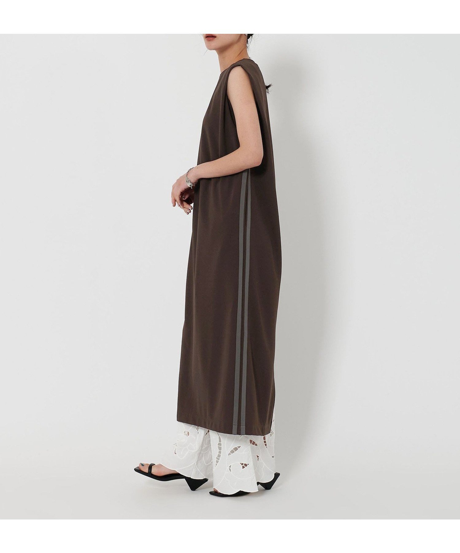【ビューティ&ユース ユナイテッドアローズ/BEAUTY&YOUTH / UNITED ARROWS】の【WEB限定】サイドライン ノースリーブワンピース -ウォッシャブル- インテリア・キッズ・メンズ・レディースファッション・服の通販 founy(ファニー) 　ファッション　Fashion　レディースファッション　Fashion for Women　ワンピース　Dresses　アクセサリー　Fashion Accessories　ウォッシャブル　Machine Washable　カットソー　Cut and Sewn Top　クール　Cool, Chic　スポーツ　Sports, Activewear　スリット　Slit, Slit Detail　トレンド　Trend, Trending Now　ノースリーブ　Sleeveless, No-Sleeve　ボトム　Bottoms, Lower Wear　ポケット　Pocket, Pocket Detail　DK.BROWN|ID: prp329100004610287 ipo3291000000032983851