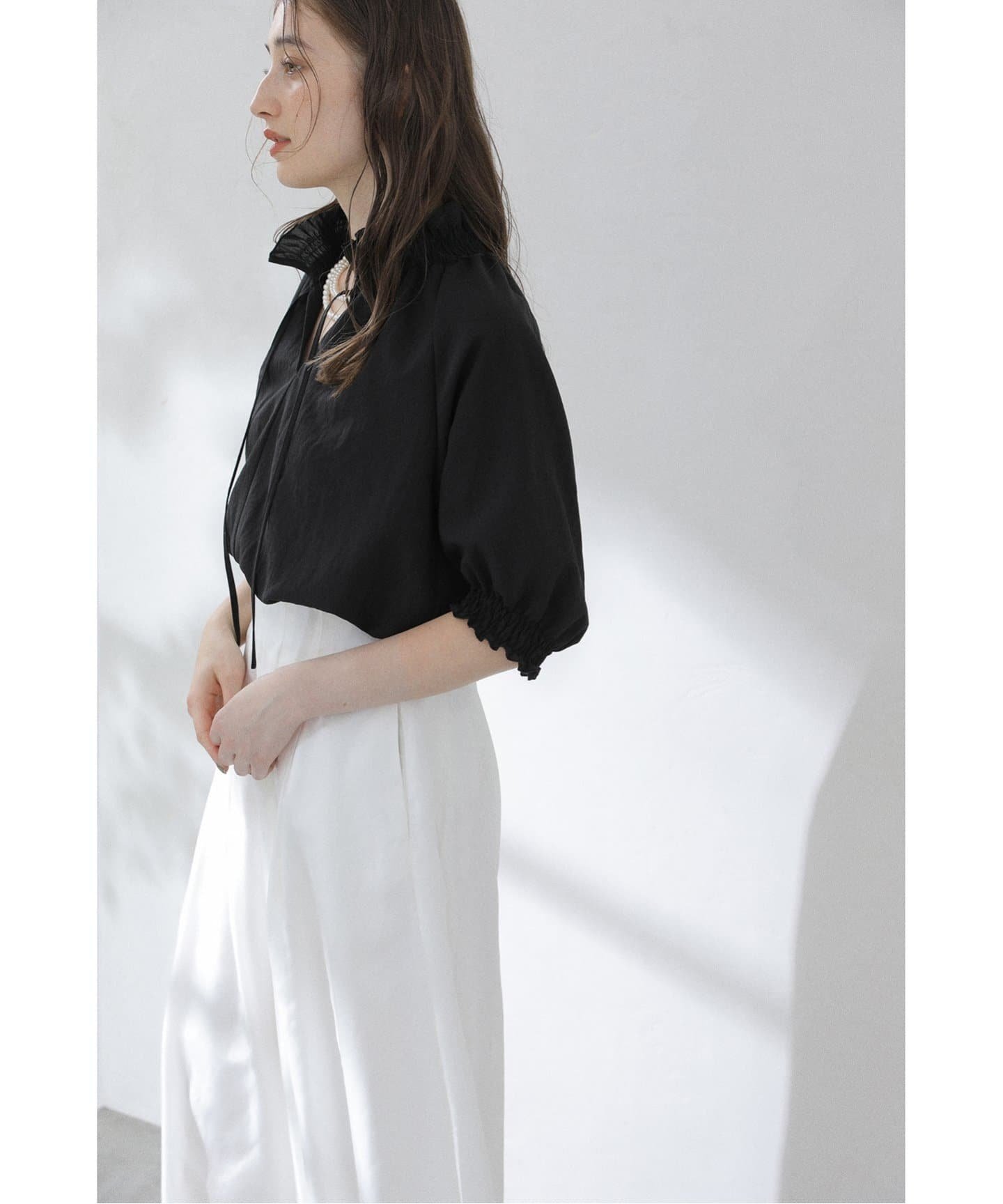 【ラ トータリテ/La TOTALITE】の【洗える】シャーリングカラーブラウス インテリア・キッズ・メンズ・レディースファッション・服の通販 founy(ファニー) 　ファッション　Fashion　レディースファッション　Fashion for Women　トップス・カットソー　Cut & Sew Tops　シャツ・ブラウス・オフィスカジュアル　Elegant Blouses & Button-Ups　2025年　2025　2025春夏・S/S　Spring/Summer 2025 SS25　シャーリング　Shirring, Ruched　ボトム　Bottoms, Lower Wear　リボン　Ribbon, Bow　洗える　Machine Washable　ブラック|ID: prp329100004610511 ipo3291000000032987926