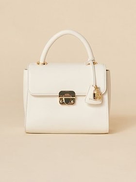 【スナイデル/SNIDEL】のワンハンドルバッグ 人気、トレンドファッション・服の通販 founy(ファニー) ファッション Fashion レディースファッション Fashion for Women バッグ Bags エレガント 上品 Elegant クラシカル Classical, Vintage-Inspired スマート Smart, Elegant 財布 Wallet, Purse チャーム Charm, Pendant トレンド Trend, Trending Now 定番 Standard, Basic Item フェイクレザー Faux Leather, PU Leather フォルム Silhouette, Form フラップ Flap, Flap Pocket フロント Front, Front Design ポケット Pocket, Pocket Detail メタル Metal, Metal Parts |ID:prp329100004610945