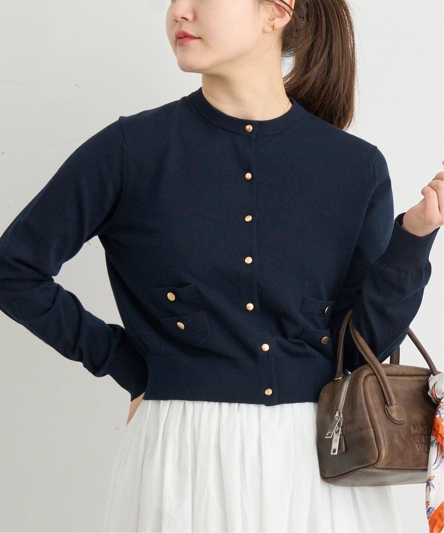 【イエナ/IENA】のPARIGI クルーネックカーディガン インテリア・キッズ・メンズ・レディースファッション・服の通販 founy(ファニー) 　ファッション　Fashion　レディースファッション　Fashion for Women　トップス・カットソー　Cut & Sew Tops　カーディガン・羽織り　Layered Style Cardigans　2025年　2025　2025春夏・S/S　Spring/Summer 2025 SS25　コンパクト　Compact, Small Size　ポケット　Pocket, Pocket Detail　メタル　Metal, Metal Parts　ネイビー|ID: prp329100004611212 ipo3291000000032997594