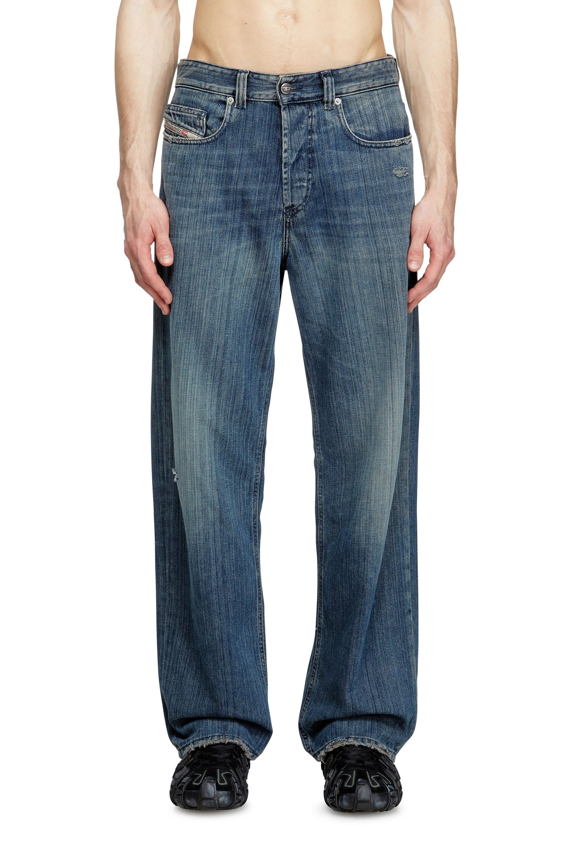 【ディーゼル/DIESEL / MEN】のメンズ デニムパンツ RELAXED 2001 D-MACRO L.30 インテリア・キッズ・メンズ・レディースファッション・服の通販 founy(ファニー) 　ファッション　Fashion　メンズファッション　Fashion for Men　ボトムス　Bottoms　デニムパンツ・ジーンズ　Denim Pants　クラッシュ　Distressed, Crashed Style　ストライプ　Stripe, Striped Pattern　ストレッチ　Stretch, Stretchy Fabric　デニム　Denim, Jeans Material　フィット　Fit, Slim Fit　メンズ　Men's, Menswear　リラックス　Relax, Relaxed Fit　インディゴブルー|ID: prp329100004611351 ipo3291000000033579420