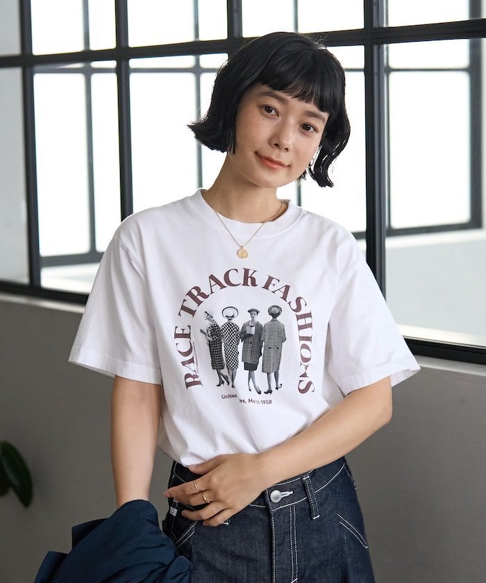 【フリークスストア/FREAK'S STORE】のAutumn Girls photo アーチロゴTシャツ 25AW インテリア・キッズ・メンズ・レディースファッション・服の通販 founy(ファニー) https://founy.com/ ファッション Fashion レディースファッション Fashion for Women トップス・カットソー Cut & Sew Tops シャツ・ブラウス・オフィスカジュアル Elegant Blouses & Button-Ups ロングTシャツ・Tシャツ Longline T-Shirts & Tees 2025年 2025 2025-2026秋冬・A/W Autumn/Winter 2025–26 AW25–26 2025春夏・S/S Spring/Summer 2025 SS25 インナー Innerwear ジャケット Jacket, Outerwear プリント Print, Printed Pattern 夏 Summer S/S・春夏 SS, Spring/Summer, Warm Season 秋 Autumn |ID: prp329100004611520 ipo3291000000033646501