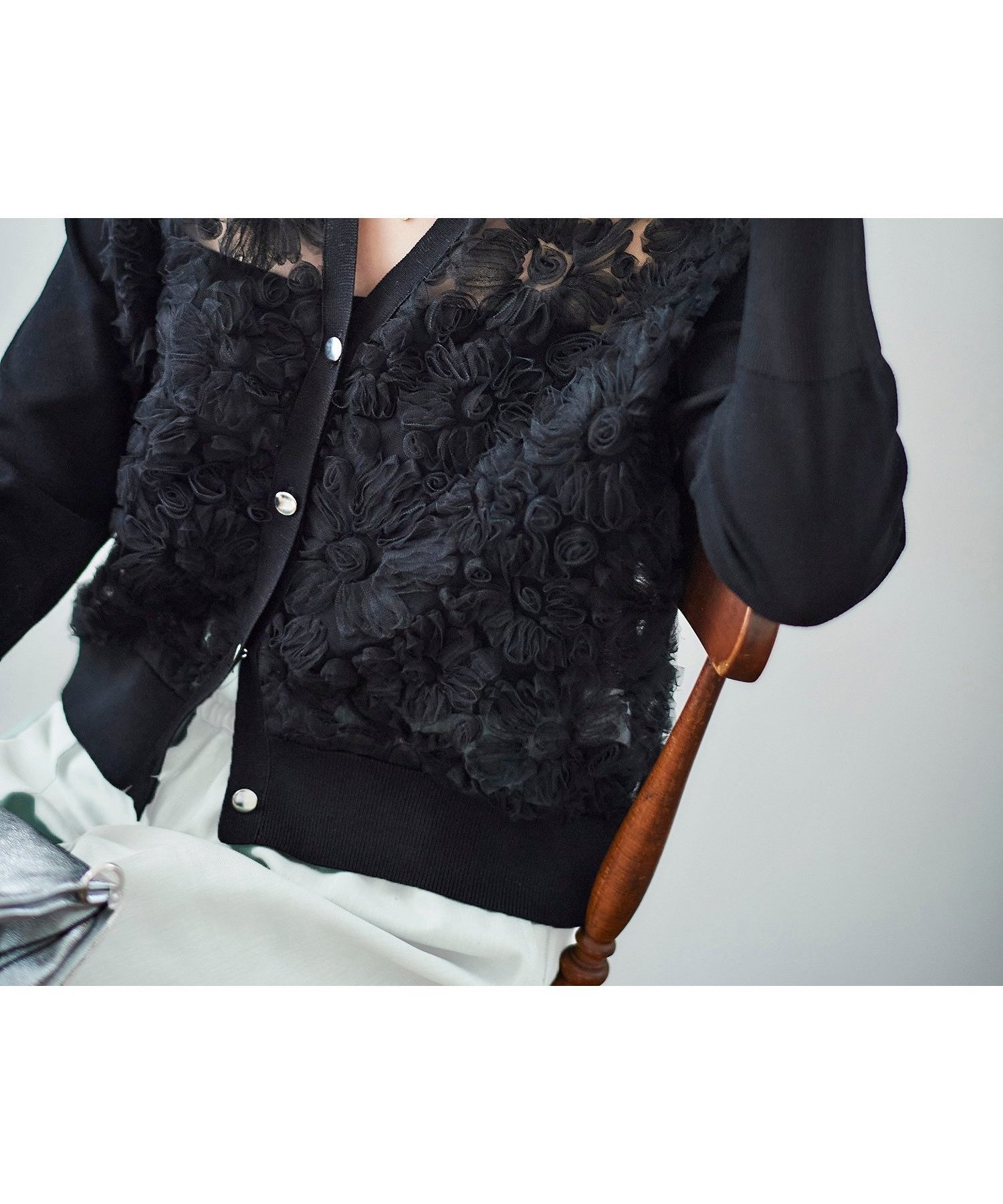 【ルクールブラン/le.coeur blanc】の《大人気完売カーデ 開始!》チュール刺繍Vネックカーディガン インテリア・キッズ・メンズ・レディースファッション・服の通販 founy(ファニー) 　ファッション　Fashion　レディースファッション　Fashion for Women　トップス・カットソー　Cut & Sew Tops　カーディガン・羽織り　Layered Style Cardigans　Vネックトップス　V-Neck Tops / V-Cut Neckline Shirts　おすすめ　Recommended / Our Picks　カーディガン　Cardigan, Knitwear　チュール　Tulip, Tulip Motif　デニム　Denim, Jeans Material　フェミニン　Feminine, Girly　フラワー　Flower, Floral　ミックス　Mix, Mixed Style　モチーフ　Motif, Design Theme　夏　Summer　春　Spring　S/S・春夏　SS, Spring/Summer, Warm Season　秋　Autumn　長袖　Long Sleeve, Full Sleeve　ブラック|ID: prp329100004611579 ipo3291000000033001717
