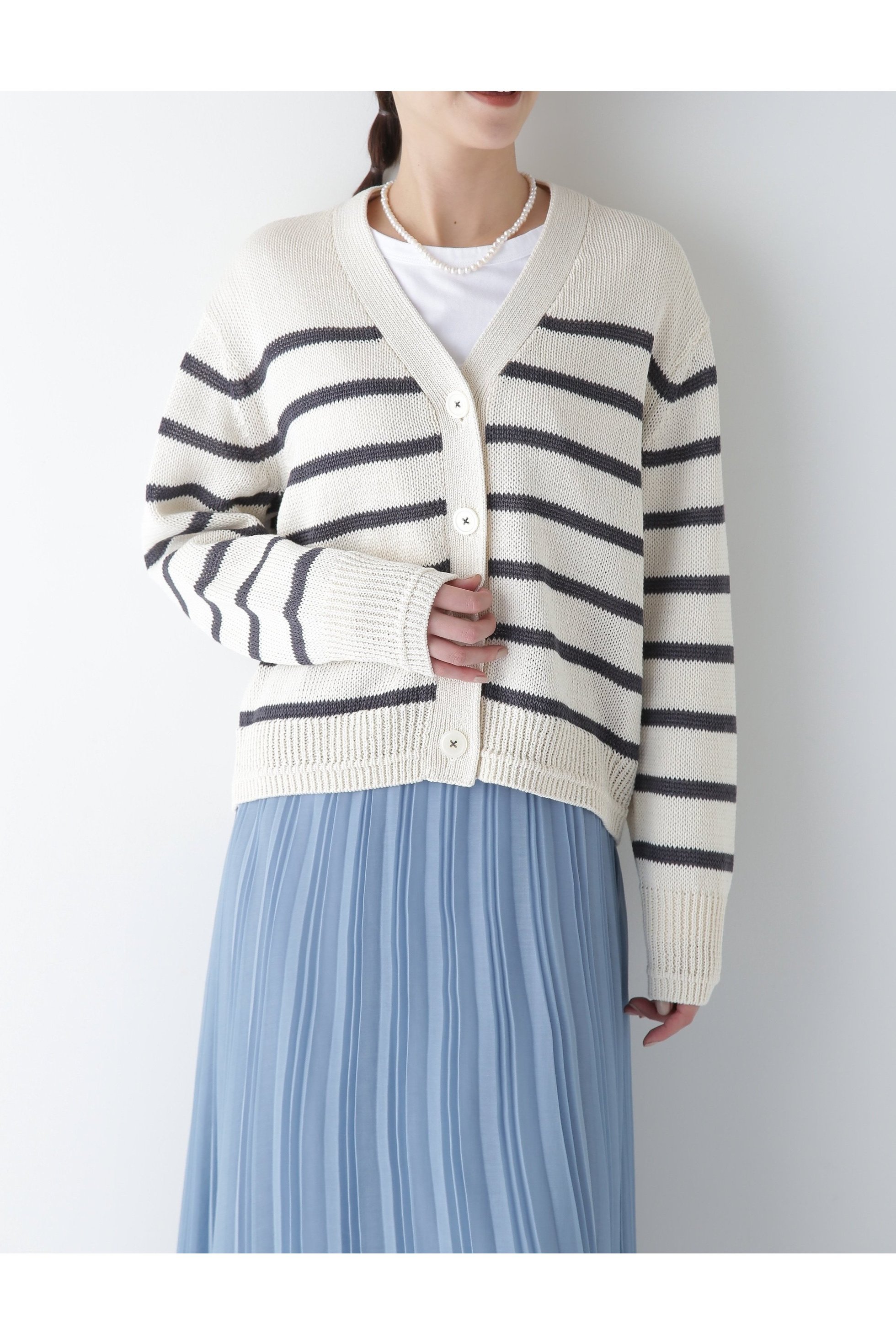 【ヒューマンウーマン/HUMAN WOMAN】のギマコットンVネックカーディガン インテリア・キッズ・メンズ・レディースファッション・服の通販 founy(ファニー) 　ファッション　Fashion　レディースファッション　Fashion for Women　トップス・カットソー　Cut & Sew Tops　カーディガン・羽織り　Layered Style Cardigans　Vネックトップス　V-Neck Tops / V-Cut Neckline Shirts　おすすめ　Recommended / Our Picks　カーディガン　Cardigan, Knitwear　スタンダード　Standard, Basic　ベーシック　Basic, Essential　ボーダー　Border, Stripe　チャコール×オフベージュ3|ID: prp329100004611747 ipo3291000000033600264