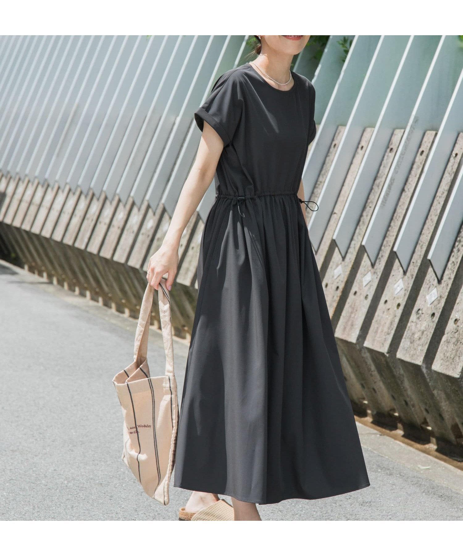【アーバンリサーチ ドアーズ/URBAN RESEARCH DOORS】の『UR TECH』サマシェアウエストドロストワンピース インテリア・キッズ・メンズ・レディースファッション・服の通販 founy(ファニー) 　ファッション　Fashion　レディースファッション　Fashion for Women　ワンピース　Dresses　2025年　2025　2025春夏・S/S　Spring/Summer 2025 SS25　ストレッチ　Stretch, Stretchy Fabric　ドローコード　Drawcord, Drawstring Cord　リラックス　Relax, Relaxed Fit　吸水　Absorbent, Quick-Dry　夏　Summer　S/S・春夏　SS, Spring/Summer, Warm Season　軽量　Lightweight, Ultra Light　GRAY|ID: prp329100004611913 ipo3291000000034131024