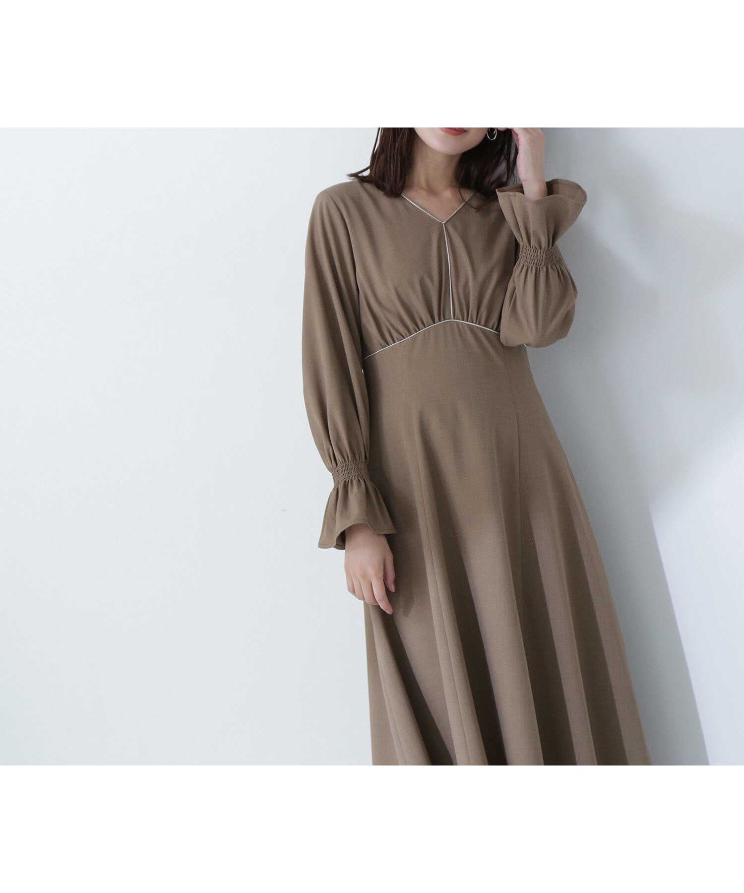 【ナチュラル ビューティー ベーシック/NATURAL BEAUTY BASIC】のサテンパイピングワンピース インテリア・キッズ・メンズ・レディースファッション・服の通販 founy(ファニー) 　ファッション　Fashion　レディースファッション　Fashion for Women　ワンピース　Dresses　シャーリング　Shirring, Ruched　スリーブ　Sleeve, Long Sleeve / Short Sleeve　フィット　Fit, Slim Fit　フェミニン　Feminine, Girly　フレア　Flare, Flared　フロント　Front, Front Design　ブラウン|ID: prp329100004612636 ipo3291000000033015057