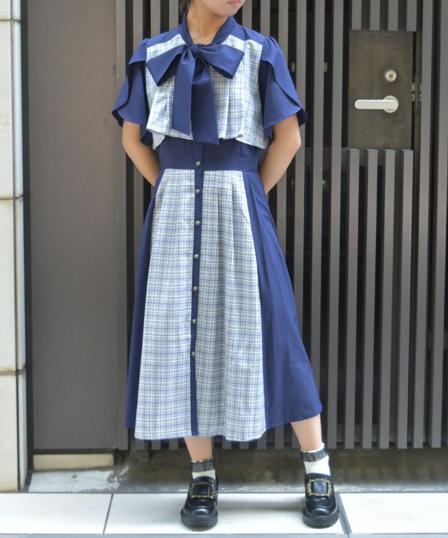 【アクシーズファム/axes femme】のチェックパッチワークワンピース インテリア・キッズ・メンズ・レディースファッション・服の通販 founy(ファニー) 　ファッション　Fashion　レディースファッション　Fashion for Women　ワンピース　Dresses　サンダル　Sandals, Summer Shoes　スニーカー　Sneakers, Trainers　チェック　Check, Plaid, Tartan　パッチワーク　Patchwork, Mixed Fabric　フロント　Front, Front Design　リボン　Ribbon, Bow　エレガント 上品　Elegant　夏　Summer　無地　Plain, Solid Color　紺|ID: prp329100004612812 ipo3291000000033595142