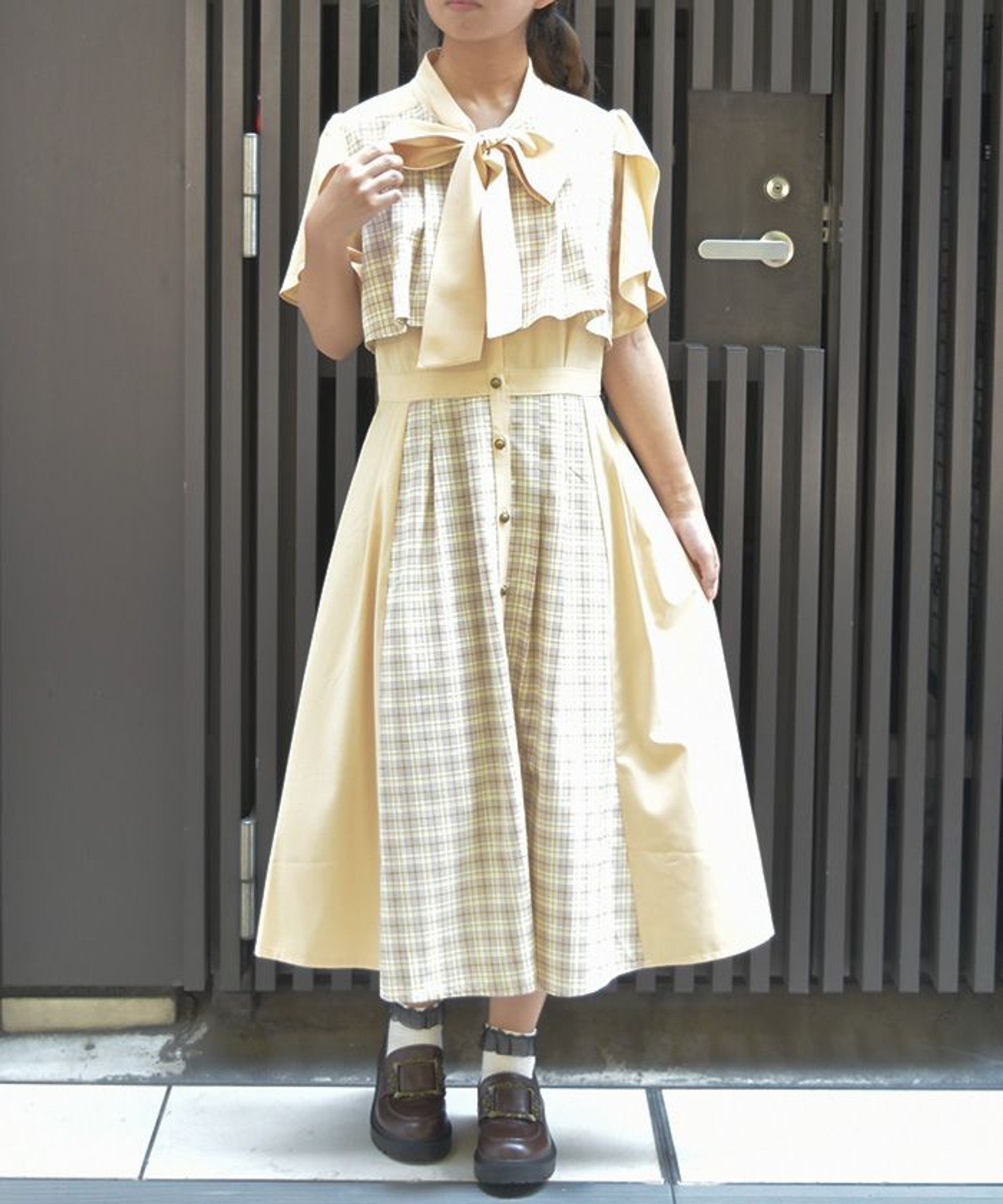 【アクシーズファム/axes femme】のチェックパッチワークワンピース インテリア・キッズ・メンズ・レディースファッション・服の通販 founy(ファニー) 　ファッション　Fashion　レディースファッション　Fashion for Women　ワンピース　Dresses　サンダル　Sandals, Summer Shoes　スニーカー　Sneakers, Trainers　チェック　Check, Plaid, Tartan　パッチワーク　Patchwork, Mixed Fabric　フロント　Front, Front Design　リボン　Ribbon, Bow　エレガント 上品　Elegant　夏　Summer　無地　Plain, Solid Color　イエロー|ID: prp329100004612812 ipo3291000000033595143