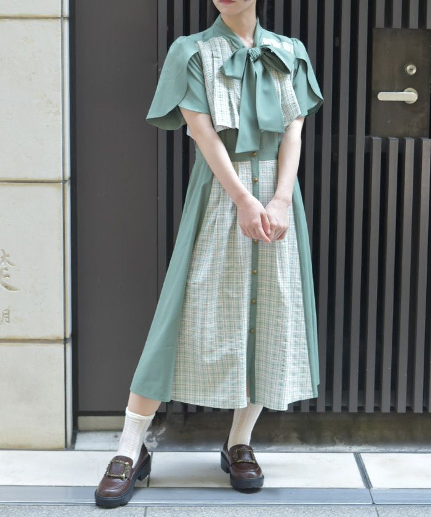 【アクシーズファム/axes femme】のチェックパッチワークワンピース インテリア・キッズ・メンズ・レディースファッション・服の通販 founy(ファニー) 　ファッション　Fashion　レディースファッション　Fashion for Women　ワンピース　Dresses　サンダル　Sandals, Summer Shoes　スニーカー　Sneakers, Trainers　チェック　Check, Plaid, Tartan　パッチワーク　Patchwork, Mixed Fabric　フロント　Front, Front Design　リボン　Ribbon, Bow　エレガント 上品　Elegant　夏　Summer　無地　Plain, Solid Color　グリーン|ID: prp329100004612812 ipo3291000000033595144