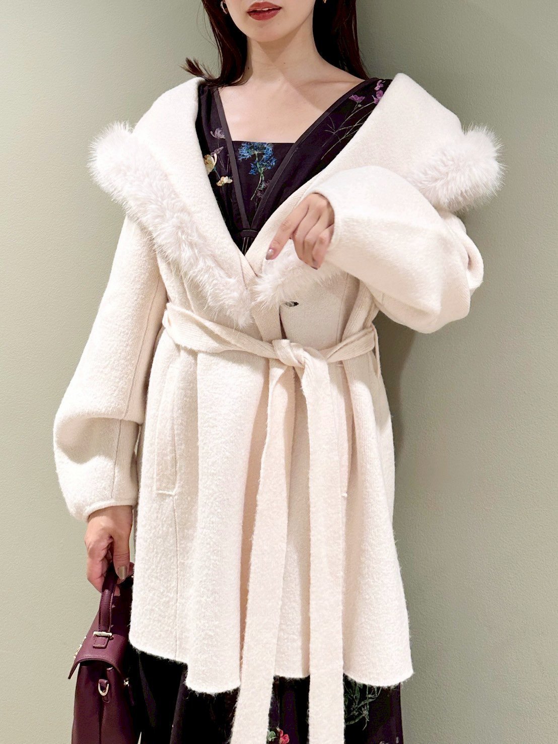 【スナイデル/SNIDEL】のファーフードニットコート 人気、トレンドファッション・服の通販 founy(ファニー) 　ファッション　Fashion　レディースファッション　Fashion for Women　アウター　Coat / Outerwear Collection　コート・ロングコート・ピーコート　Long Coats, Peacoats & More　おすすめ　Recommended / Our Picks　ストレート　Straight, Straight Cut　チュニック　Tunic, Long Top　デコルテ　Décolleté, Neckline　フェイクファー　Faux Fur, Imitation Fur　フロント　Front, Front Design　ポケット　Pocket, Pocket Detail　リボン　Ribbon, Bow　 other-1|ID: prp329100004613093 ipo3291000000033019448