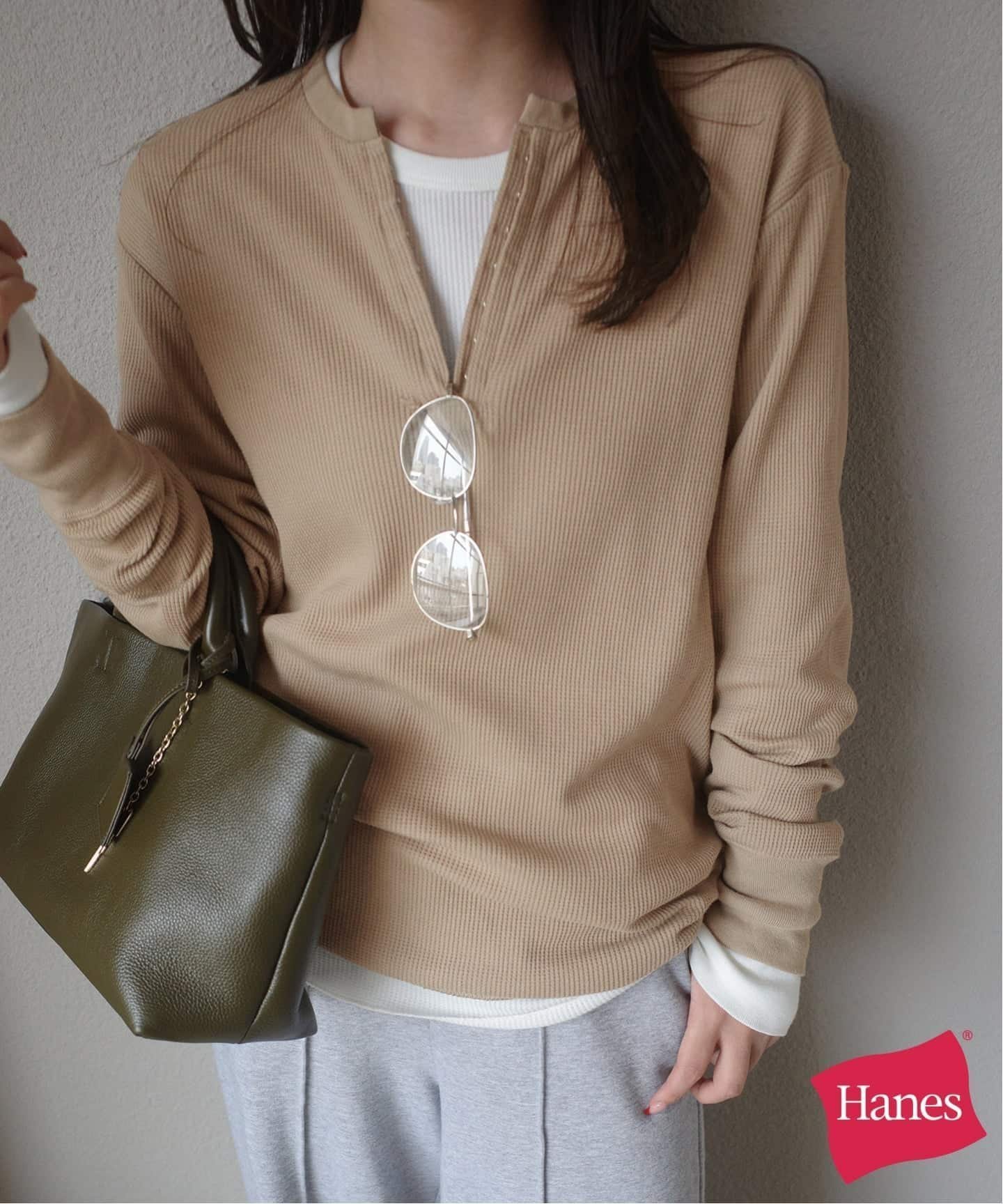 【スローブ イエナ/SLOBE IENA】のHANES/ヘインズ SLOBE別注 WAFFLE 2パックカットソー インテリア・キッズ・メンズ・レディースファッション・服の通販 founy(ファニー) 　ファッション　Fashion　レディースファッション　Fashion for Women　トップス・カットソー　Cut & Sew Tops　カットソー・ベーシックTシャツ　Cut-and-Sewn Tops / Stretch Tees & Basics　インナー　Innerwear　サーマル　Thermal, Waffle Knit　シルバー　Silver, Metallic Silver　スタンダード　Standard, Basic　デコルテ　Décolleté, Neckline　人気　Popular, Best Seller　バランス　Balance, Style Balance　フロント　Front, Front Design　別注　Limited Edition, Custom Order　ラウンド　Round, Round Neck　ワッフル　Waffle, Waffle Knit　おすすめ　Recommended / Our Picks　ベージュ|ID: prp329100004613505 ipo3291000000034633865