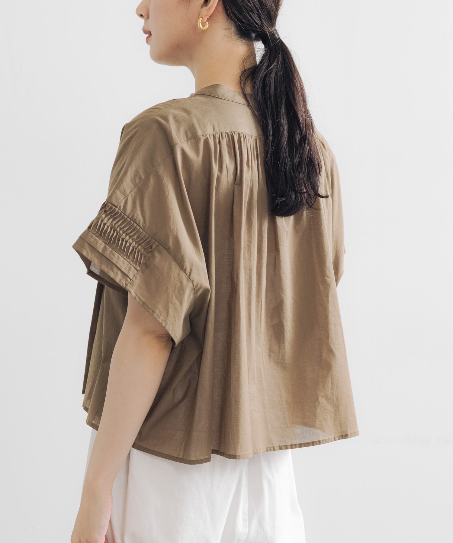 【アーバンリサーチ/URBAN RESEARCH】のハーフスリーブタックショートシャツ インテリア・キッズ・メンズ・レディースファッション・服の通販 founy(ファニー) 　ファッション　Fashion　レディースファッション　Fashion for Women　トップス・カットソー　Cut & Sew Tops　シャツ・ブラウス・オフィスカジュアル　Elegant Blouses & Button-Ups　2025年　2025　2025春夏・S/S　Spring/Summer 2025 SS25　ショート　Short, Short Length　シンプル　Simple, Minimal　デニム　Denim, Jeans Material　バランス　Balance, Style Balance　フロント　Front, Front Design　プリント　Print, Printed Pattern　夏　Summer　S/S・春夏　SS, Spring/Summer, Warm Season　KHAKIBEIGE|ID: prp329100004613899 ipo3291000000033080956