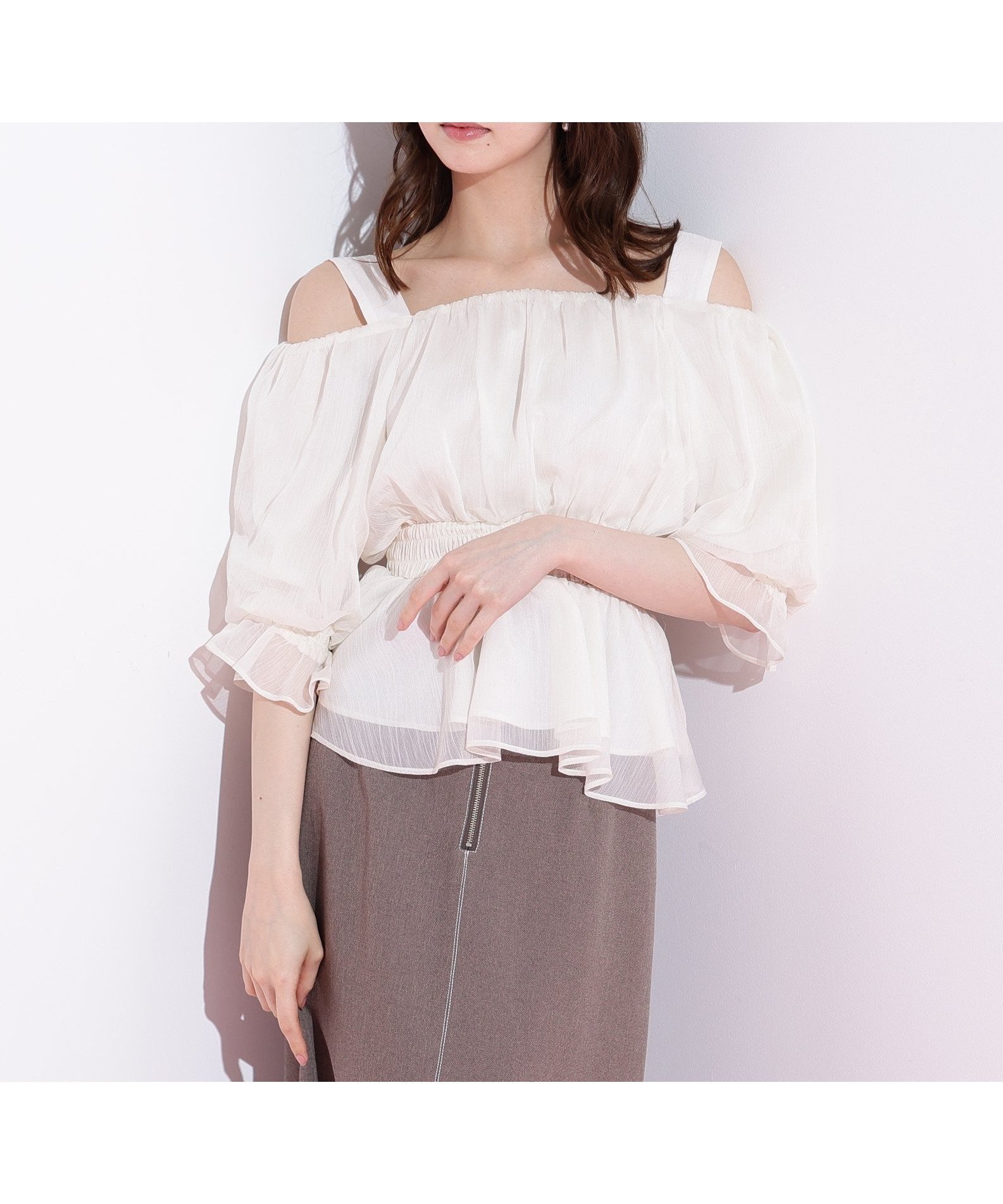 【ジルバイジルスチュアート/JILL by JILLSTUART】の楊柳オフショルパフブラウス インテリア・キッズ・メンズ・レディースファッション・服の通販 founy(ファニー) 　ファッション　Fashion　レディースファッション　Fashion for Women　トップス・カットソー　Cut & Sew Tops　シャツ・ブラウス・オフィスカジュアル　Elegant Blouses & Button-Ups　インナー　Innerwear　オフホワイト|ID: prp329100004614885 ipo3291000000033559738