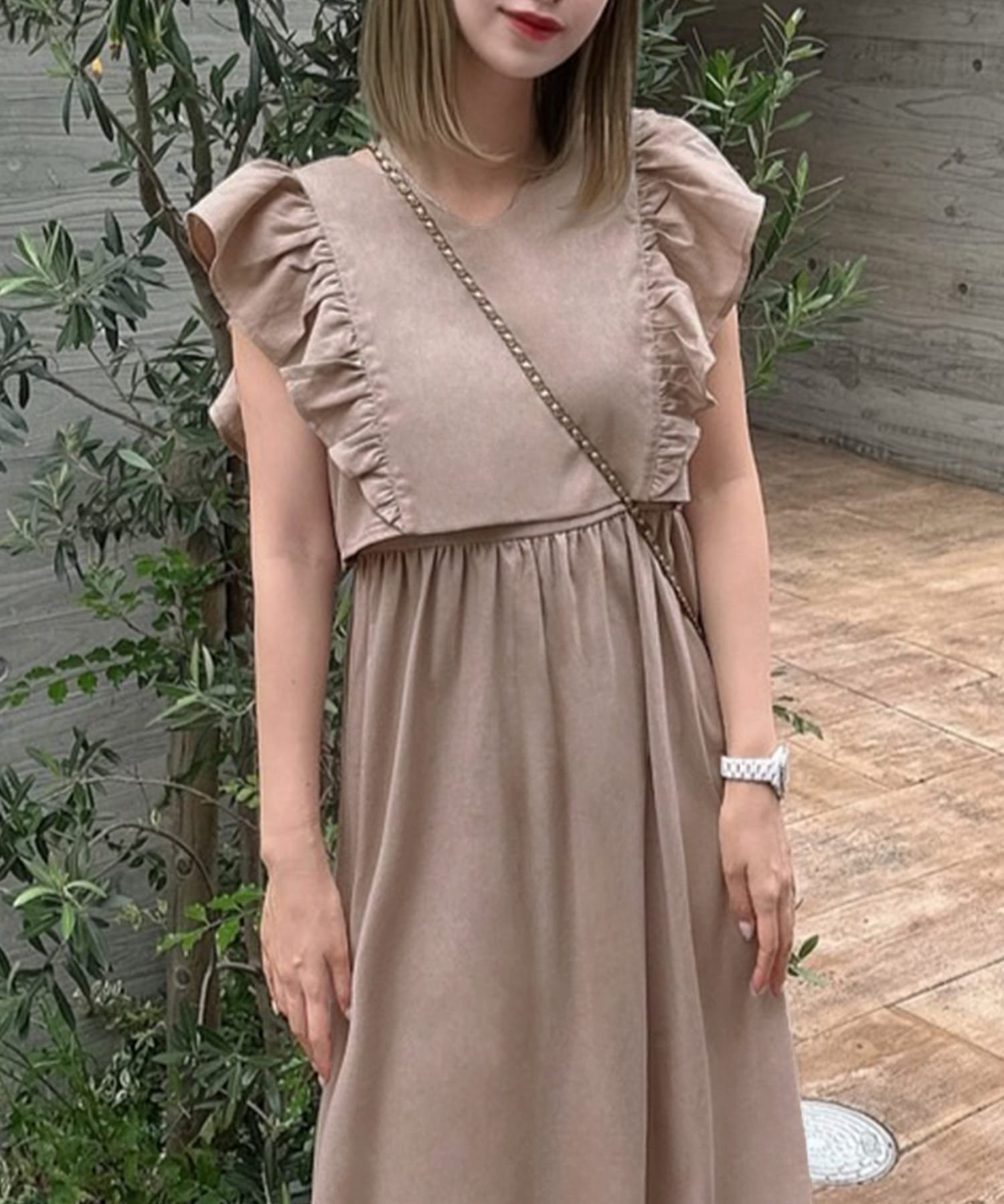 【ジュノア/JUNOAH】のリネン混フリルベストセットキャミワンピース インテリア・キッズ・メンズ・レディースファッション・服の通販 founy(ファニー) 　ファッション　Fashion　レディースファッション　Fashion for Women　アウター　Coat / Outerwear Collection　ワンピース　Dresses　キャミソールワンピース　Camisole Dresses　リネン　Linen, Linen Fabric　グレージュ|ID: prp329100004615433 ipo3291000000033388695