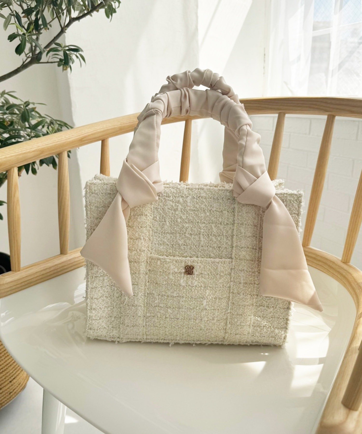 【ナイスクラップ/NICE CLAUP】の【リバイバル】ギャザーハンドルミニトート インテリア・キッズ・メンズ・レディースファッション・服の通販 founy(ファニー) 　ファッション　Fashion　レディースファッション　Fashion for Women　バッグ　Bags　2025年　2025　2025春夏・S/S　Spring/Summer 2025 SS25　ギャザー　Gathered, Ruffled　フェミニン　Feminine, Girly　リボン　Ribbon, Bow　傘　Umbrella, Parasol　夏　Summer　その他|ID: prp329100004616563 ipo3291000000033709157