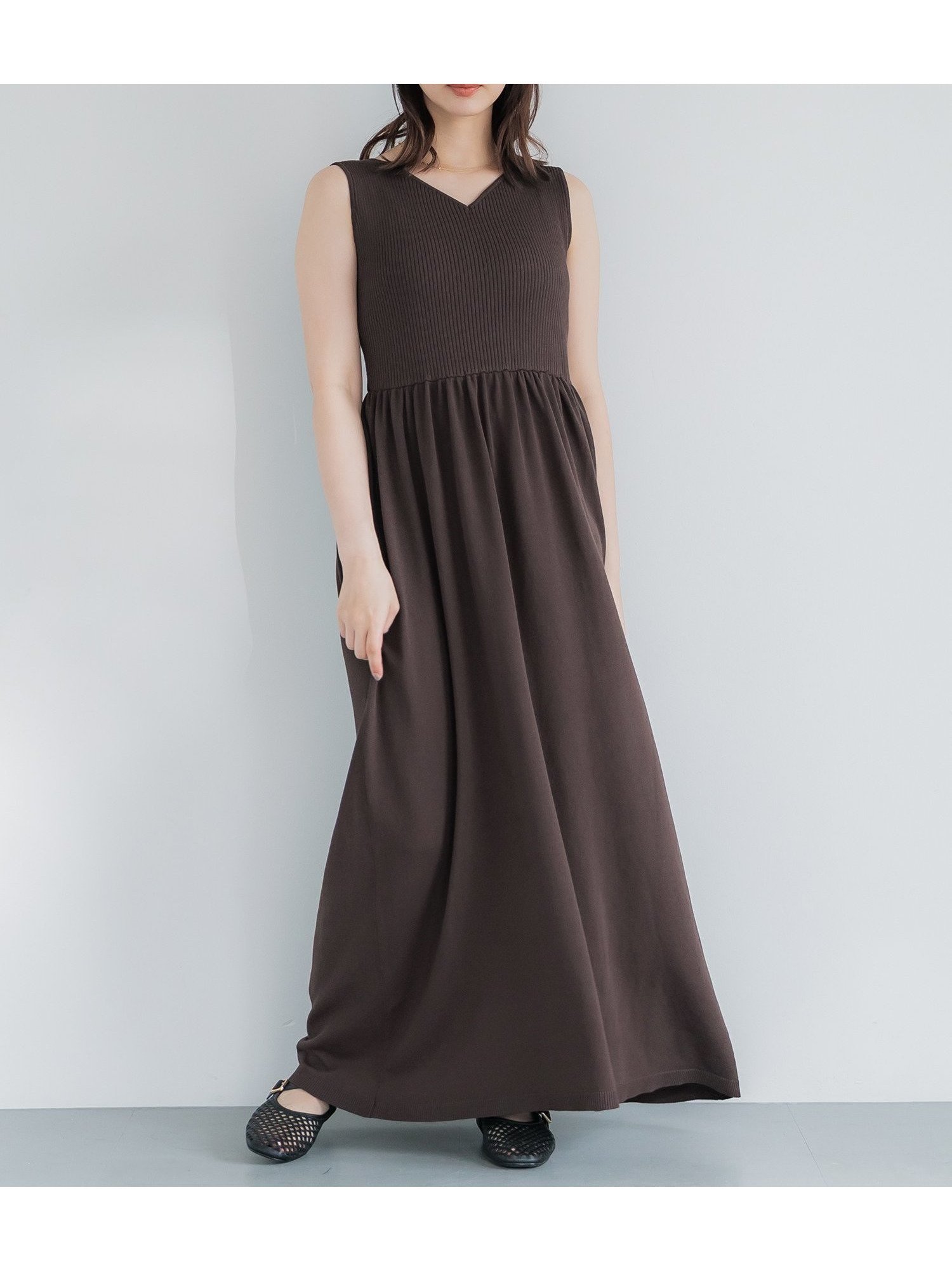 【コカ/COCA】のVネックニットドレス インテリア・キッズ・メンズ・レディースファッション・服の通販 founy(ファニー) 　ファッション　Fashion　レディースファッション　Fashion for Women　トップス・カットソー　Cut & Sew Tops　ニット　Knit Tops & Sweaters　Vネックトップス　V-Neck Tops / V-Cut Neckline Shirts　ワンピース　Dresses　フォーマル・パーティードレス・結婚式用ドレス　Elegant & Casual Dresses　インナー　Innerwear　ギャザー　Gathered, Ruffled　シンプル　Simple, Minimal　ストレッチ　Stretch, Stretchy Fabric　スニーカー　Sneakers, Trainers　ノースリーブ　Sleeveless, No-Sleeve　フィット　Fit, Slim Fit　フレア　Flare, Flared　ポケット　Pocket, Pocket Detail　リブニット　Rib Knit, Ribbed Knit　ロング　Long, Long-Length　Brown|ID: prp329100004616582 ipo3291000000033533556