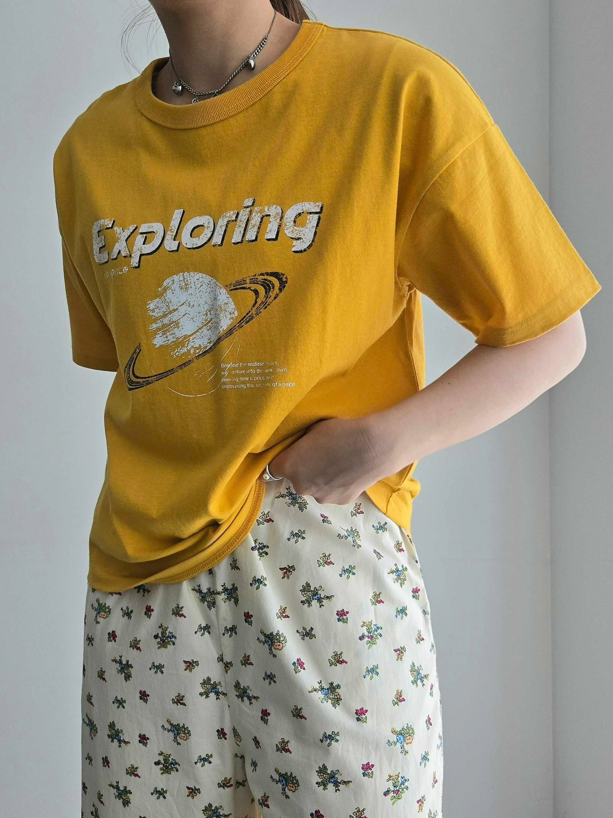 【サマンサモスモス/Samansa Mos2】の接触冷感 スペースモチーフプリントTシャツ インテリア・キッズ・メンズ・レディースファッション・服の通販 founy(ファニー) 　ファッション　Fashion　レディースファッション　Fashion for Women　トップス・カットソー　Cut & Sew Tops　シャツ・ブラウス・オフィスカジュアル　Elegant Blouses & Button-Ups　ロングTシャツ・Tシャツ　Longline T-Shirts & Tees　プリント　Print, Printed Pattern　モチーフ　Motif, Design Theme　ヴィンテージ　Vintage Style　イエロー|ID: prp329100004616736 ipo3291000000033545230