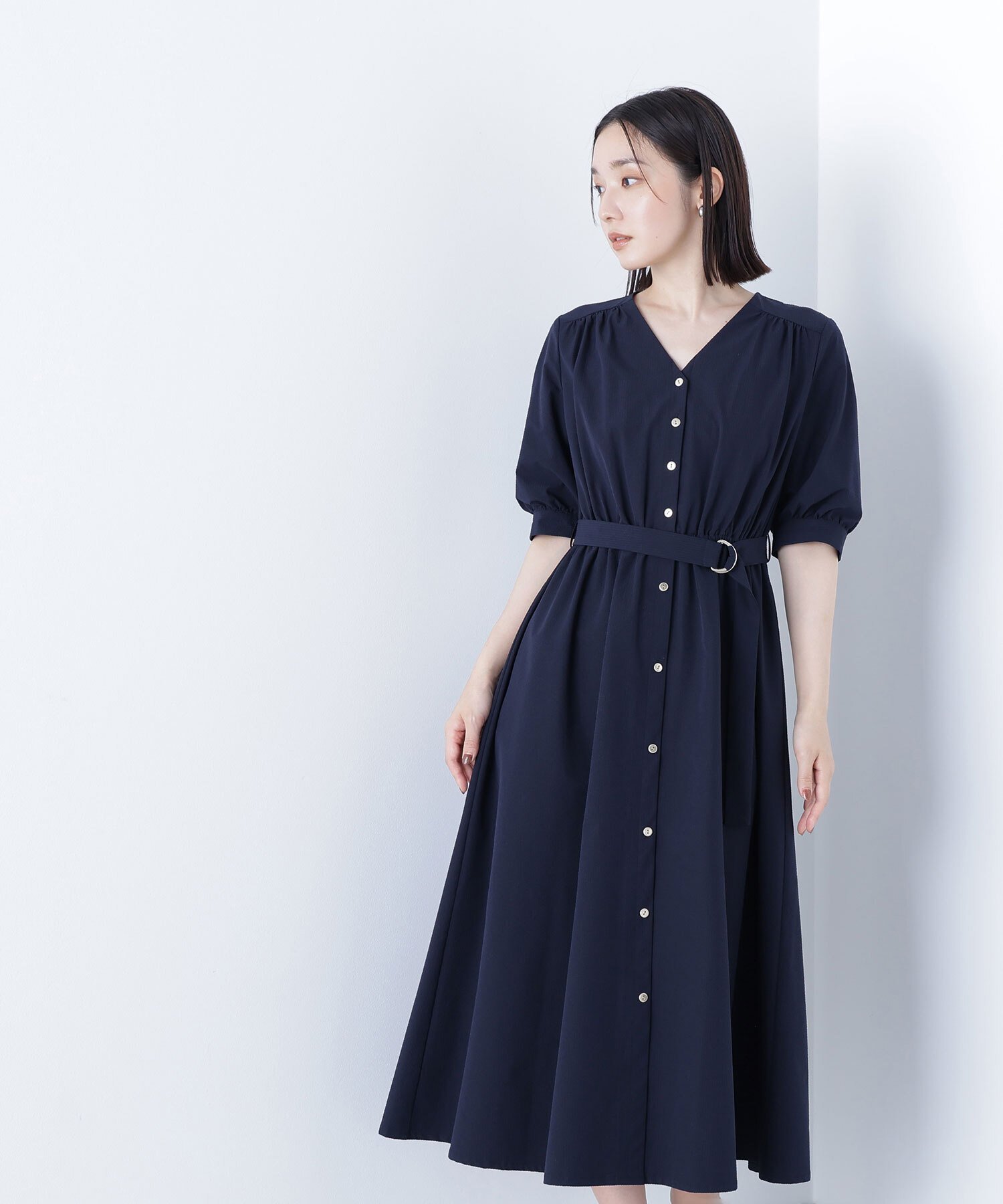 【ナチュラル ビューティー ベーシック/NATURAL BEAUTY BASIC】のゴールドボタンベルテッドワンピース インテリア・キッズ・メンズ・レディースファッション・服の通販 founy(ファニー) 　ファッション　Fashion　レディースファッション　Fashion for Women　ワンピース　Dresses　サッカー　Seersucker, Summer Fabric　リラックス　Relax, Relaxed Fit　ネイビー|ID: prp329100004617083 ipo3291000000033292891