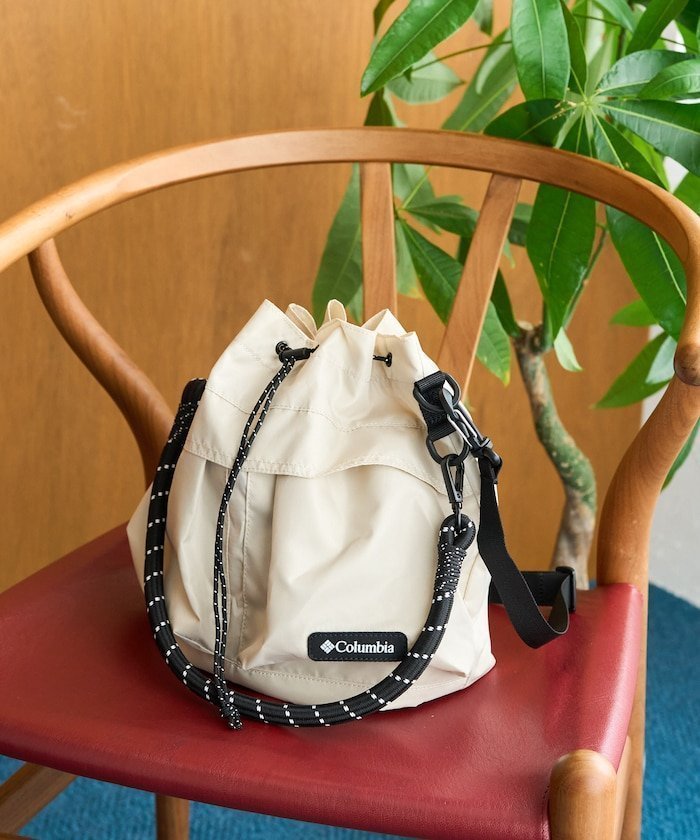 【フリークスストア/FREAK'S STORE】の別注 アウトポケット 巾着 2way バッグ【限定展開】Columbia コロンビア アウトドア レジャー別注 2way ショルダー ハンド バッグ 25AW インテリア・キッズ・メンズ・レディースファッション・服の通販 founy(ファニー) 　ファッション　Fashion　レディースファッション　Fashion for Women　2025年　2025　2025-2026秋冬・A/W　Autumn/Winter 2025–26 AW25–26　アウトドア　Outdoor Clothing　ショルダー　Shoulder, Shoulder Strap　スペシャル　Special, Limited Edition　ハンド　Hand, Handmade　ポケット　Pocket, Pocket Detail　別注　Limited Edition, Custom Order　巾着　Drawstring Bag, Kinchaku　ベージュ|ID: prp329100004617227 ipo3291000000033338051
