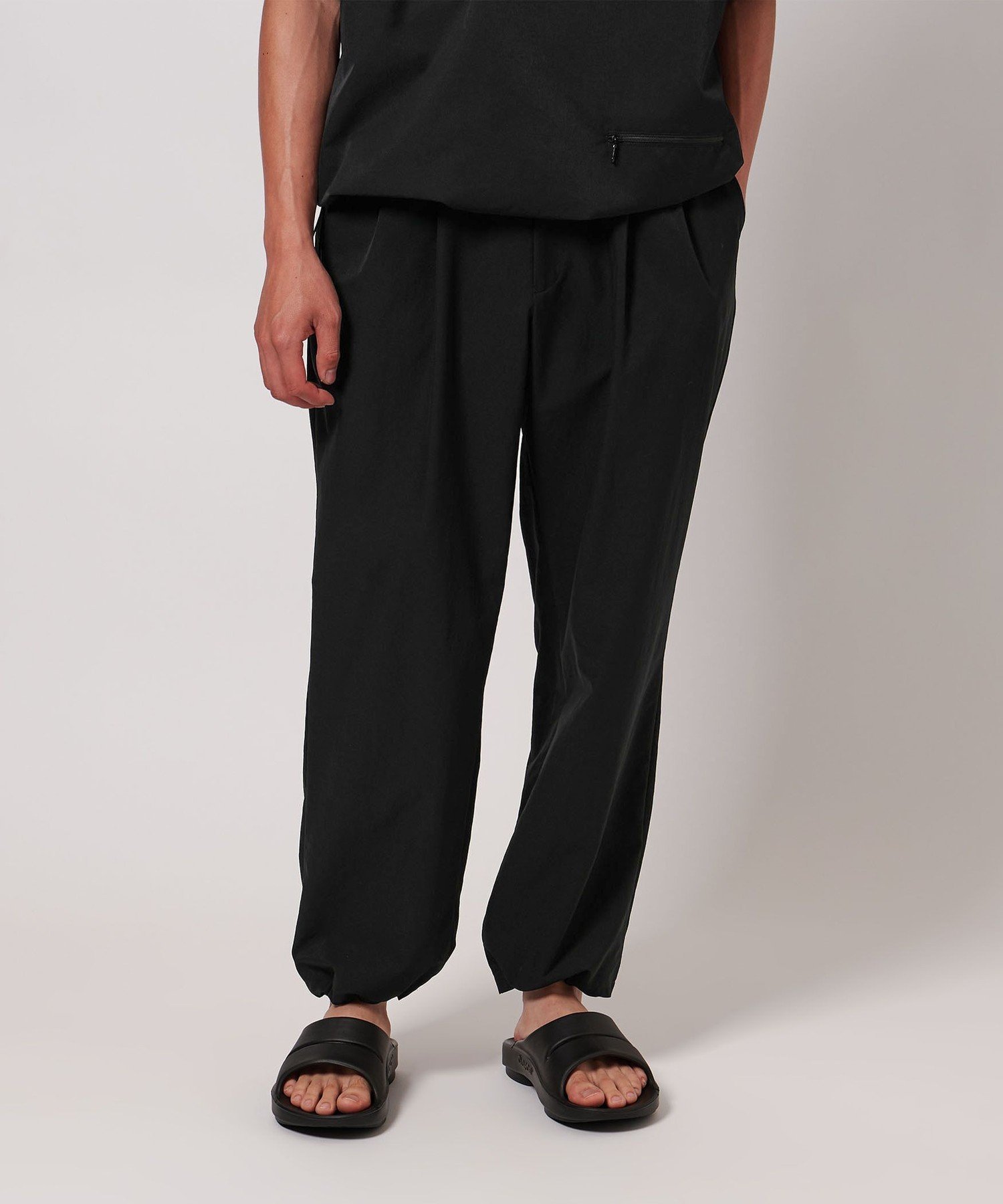【ユナイテッドアローズ/UNITED ARROWS / MEN】のDotAir ドットエア ハーフギャザー ヘムコード 2プリーツパンツ -吸水速乾 ストレッチ- インテリア・キッズ・メンズ・レディースファッション・服の通販 founy(ファニー) 　ファッション　Fashion　メンズファッション　Fashion for Men　ボトムス　Bottoms　カットソー　Cut and Sewn Top　カーゴパンツ　Cargo Pants, Utility Pants　ギャザー　Gathered, Ruffled　吸水　Absorbent, Quick-Dry　軽量　Lightweight, Ultra Light　シンプル　Simple, Minimal　ストレッチ　Stretch, Stretchy Fabric　スポーツ　Sports, Activewear　セットアップ　Set-Up, Coordinated Outfit　ドット　Polka Dot, Dot Pattern　長袖　Long Sleeve, Full Sleeve　ハーフ　Half, Half-Length　フィット　Fit, Slim Fit　プリーツ　Pleats, Pleated　半袖　Short Sleeve, Half Sleeve　メッシュ　Mesh, Net Fabric　モダン　Modern, Contemporary　リラックス　Relax, Relaxed Fit　おすすめ　Recommended / Our Picks　夏　Summer　旅行　Travel　BLACK|ID: prp329100004617495 ipo3291000000033340531