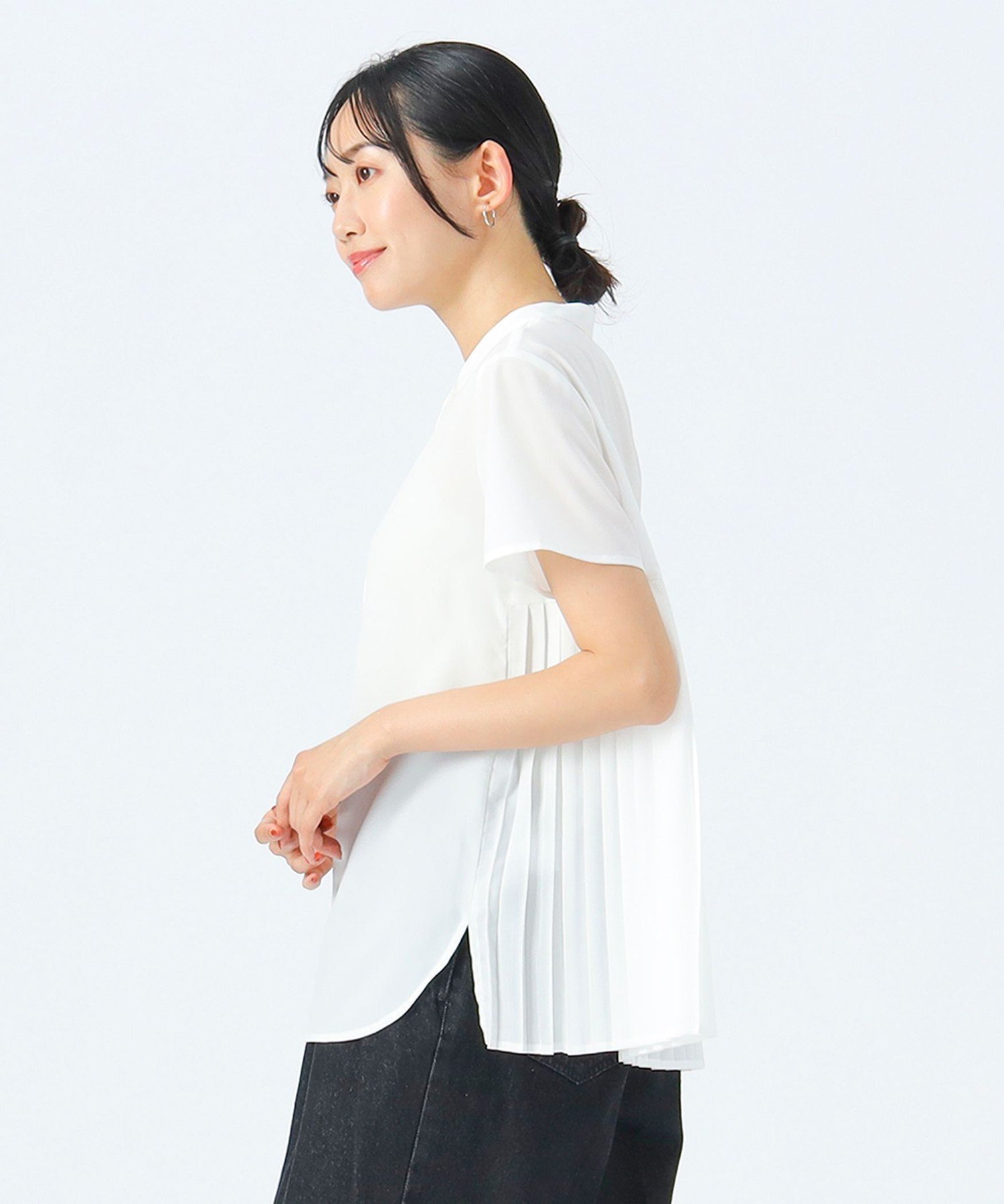 【ビームス ハート/BEAMS HEART】の【洗濯機洗い可】バックプリーツ ブラウス 25SS 半袖 オンオフ兼用 ビジネス きれいめ インテリア・キッズ・メンズ・レディースファッション・服の通販 founy(ファニー) 　ファッション　Fashion　レディースファッション　Fashion for Women　トップス・カットソー　Cut & Sew Tops　シャツ・ブラウス・オフィスカジュアル　Elegant Blouses & Button-Ups　バッグ　Bags　エレガント 上品　Elegant　ストレート　Straight, Straight Cut　パール　Pearl, Pearl Accent　フレア　Flare, Flared　プリーツ　Pleats, Pleated　半袖　Short Sleeve, Half Sleeve　ビジネス 仕事 通勤　Business / Work / Commuting　2025年　2025　2025春夏・S/S　Spring/Summer 2025 SS25　OFF WHITE|ID: prp329100004617523 ipo3291000000033539482