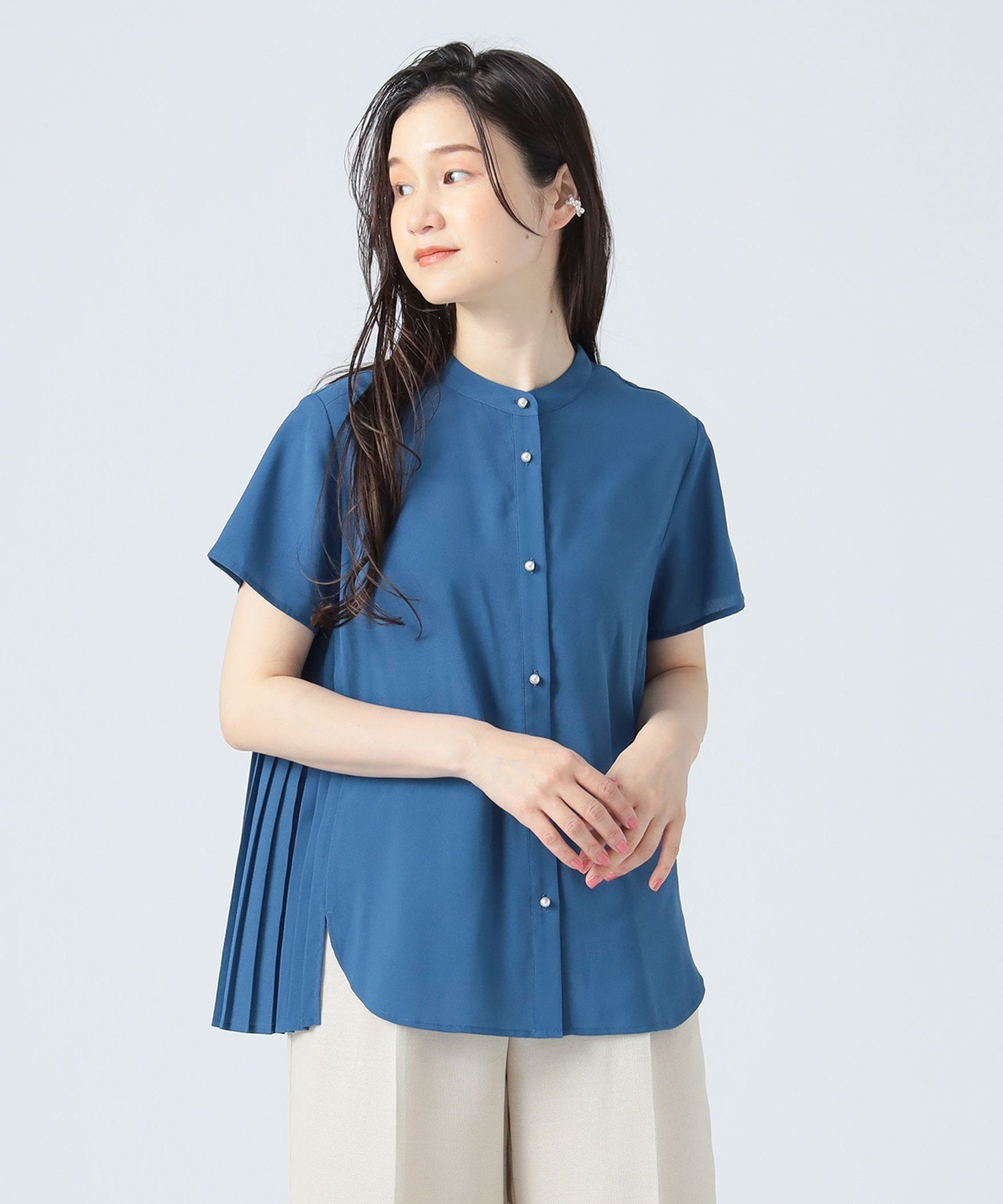 【ビームス ハート/BEAMS HEART】の【洗濯機洗い可】バックプリーツ ブラウス 25SS 半袖 オンオフ兼用 ビジネス きれいめ インテリア・キッズ・メンズ・レディースファッション・服の通販 founy(ファニー) 　ファッション　Fashion　レディースファッション　Fashion for Women　トップス・カットソー　Cut & Sew Tops　シャツ・ブラウス・オフィスカジュアル　Elegant Blouses & Button-Ups　バッグ　Bags　エレガント 上品　Elegant　ストレート　Straight, Straight Cut　パール　Pearl, Pearl Accent　フレア　Flare, Flared　プリーツ　Pleats, Pleated　半袖　Short Sleeve, Half Sleeve　ビジネス 仕事 通勤　Business / Work / Commuting　2025年　2025　2025春夏・S/S　Spring/Summer 2025 SS25　BLUE|ID: prp329100004617523 ipo3291000000033539484