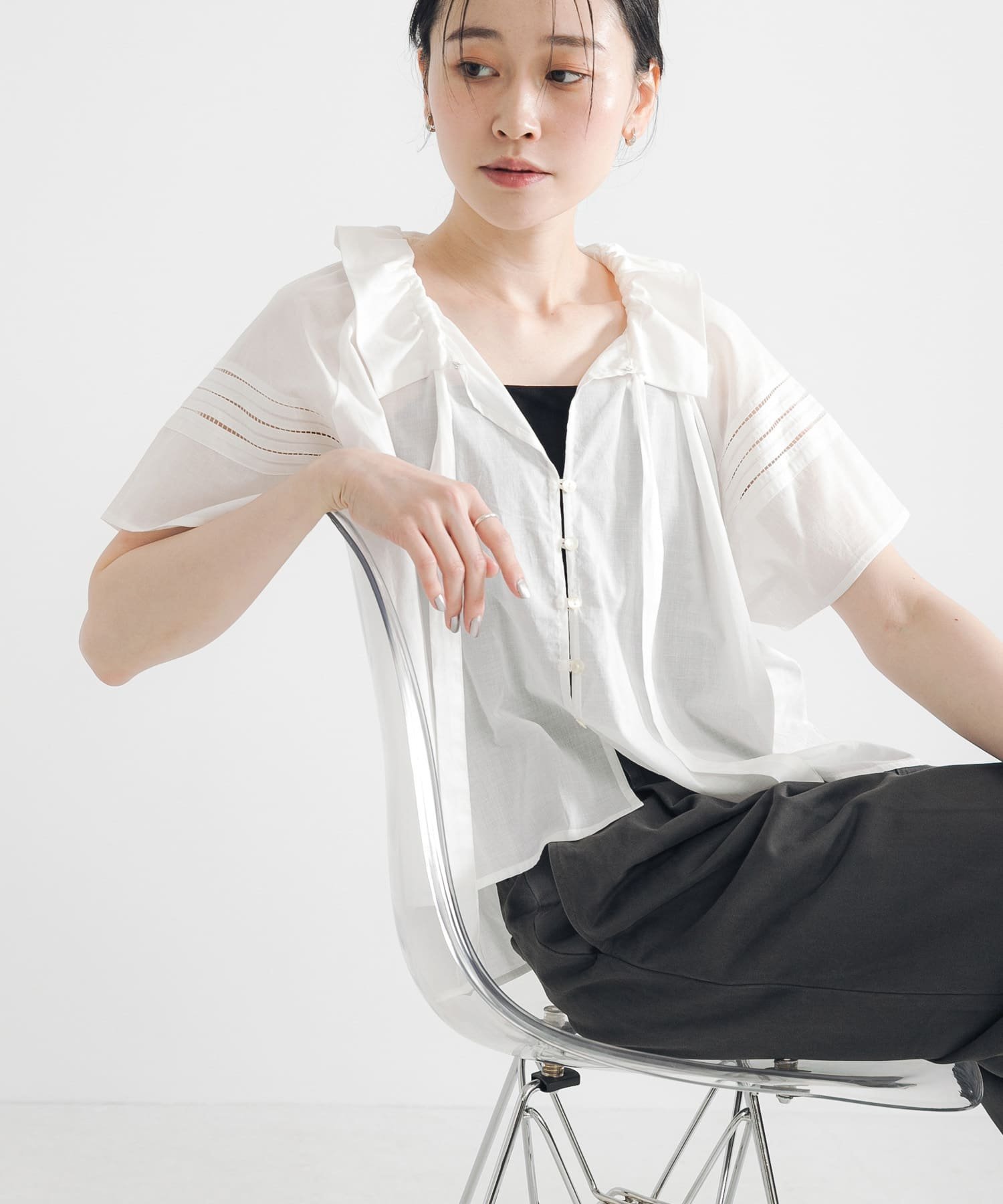 【アーバンリサーチ/URBAN RESEARCH】のハーフスリーブフリルカラーブラウス インテリア・キッズ・メンズ・レディースファッション・服の通販 founy(ファニー) 　ファッション　Fashion　レディースファッション　Fashion for Women　トップス・カットソー　Cut & Sew Tops　シャツ・ブラウス・オフィスカジュアル　Elegant Blouses & Button-Ups　2025年　2025　2025春夏・S/S　Spring/Summer 2025 SS25　おすすめ　Recommended / Our Picks　ギャザー　Gathered, Ruffled　シンプル　Simple, Minimal　スキッパー　Skipper, Open Collar　ストレート　Straight, Straight Cut　スラックス　Slacks, Dress Pants　バランス　Balance, Style Balance　フリル　Frill, Ruffle　夏　Summer　S/S・春夏　SS, Spring/Summer, Warm Season　OFF|ID: prp329100004618049 ipo3291000000033098063