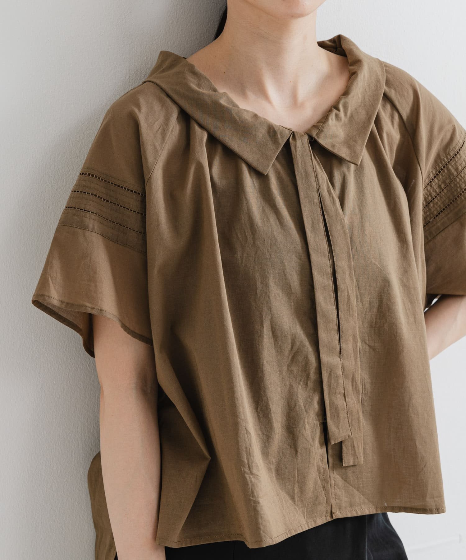 【アーバンリサーチ/URBAN RESEARCH】のハーフスリーブフリルカラーブラウス インテリア・キッズ・メンズ・レディースファッション・服の通販 founy(ファニー) 　ファッション　Fashion　レディースファッション　Fashion for Women　トップス・カットソー　Cut & Sew Tops　シャツ・ブラウス・オフィスカジュアル　Elegant Blouses & Button-Ups　2025年　2025　2025春夏・S/S　Spring/Summer 2025 SS25　おすすめ　Recommended / Our Picks　ギャザー　Gathered, Ruffled　シンプル　Simple, Minimal　スキッパー　Skipper, Open Collar　ストレート　Straight, Straight Cut　スラックス　Slacks, Dress Pants　バランス　Balance, Style Balance　フリル　Frill, Ruffle　夏　Summer　S/S・春夏　SS, Spring/Summer, Warm Season　KHAKIBEIGE|ID: prp329100004618049 ipo3291000000033098065