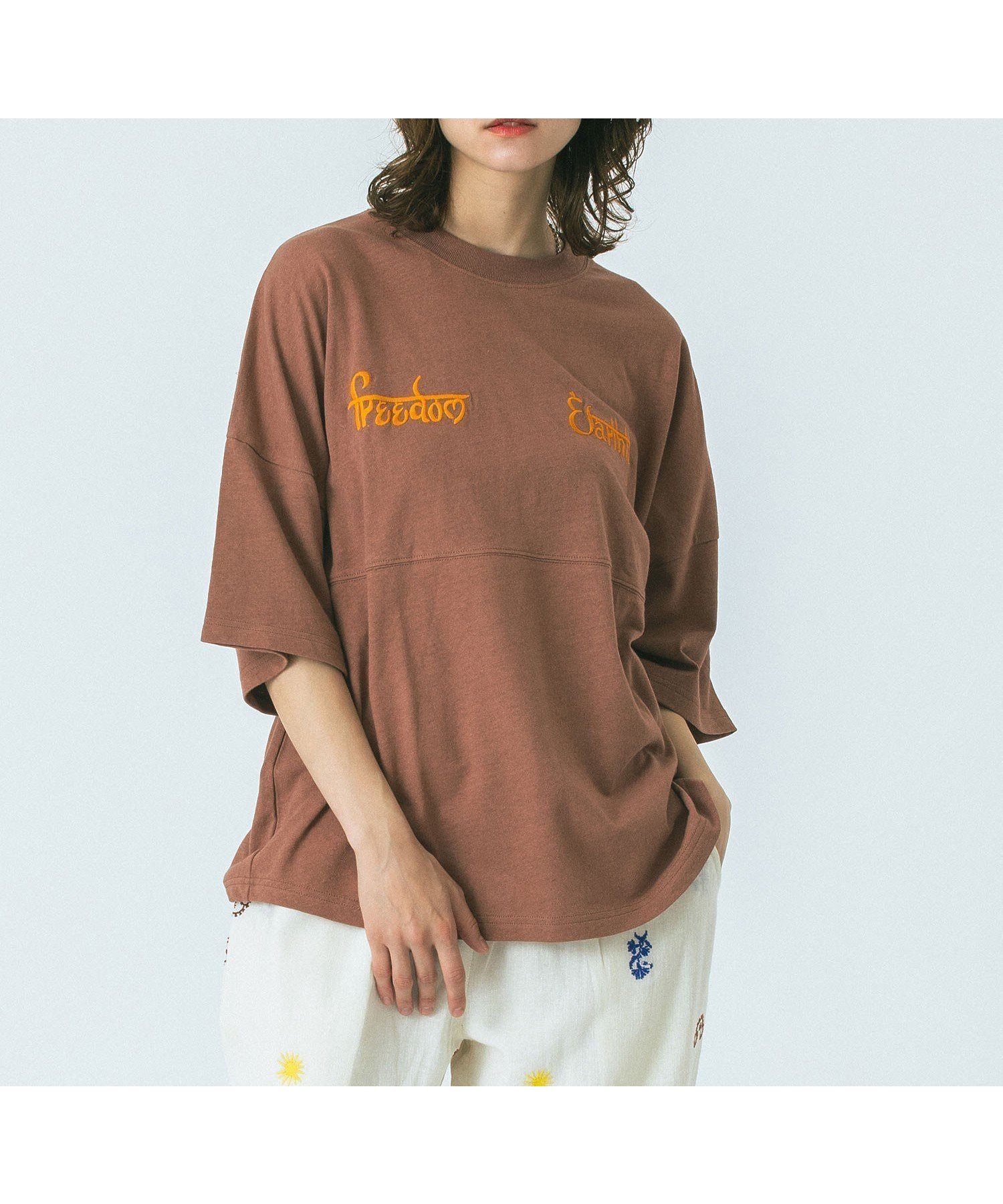 【ローズバッド/ROSE BUD】のHLAADAforROSEBUD/EMBROIDERY FOOT BALL TEE インテリア・キッズ・メンズ・レディースファッション・服の通販 founy(ファニー) 　ファッション　Fashion　レディースファッション　Fashion for Women　インド　Indian Textile　コレクション　Collection, Seasonal Line　デニム　Denim, Jeans Material　トレンド　Trend, Trending Now　人気　Popular, Best Seller　フェミニン　Feminine, Girly　プリント　Print, Printed Pattern　モチーフ　Motif, Design Theme　リゾート　Resort, Vacation Style　ワイド　Wide, Wide Fit　夏　Summer　BROWN|ID: prp329100004618457 ipo3291000000033108001