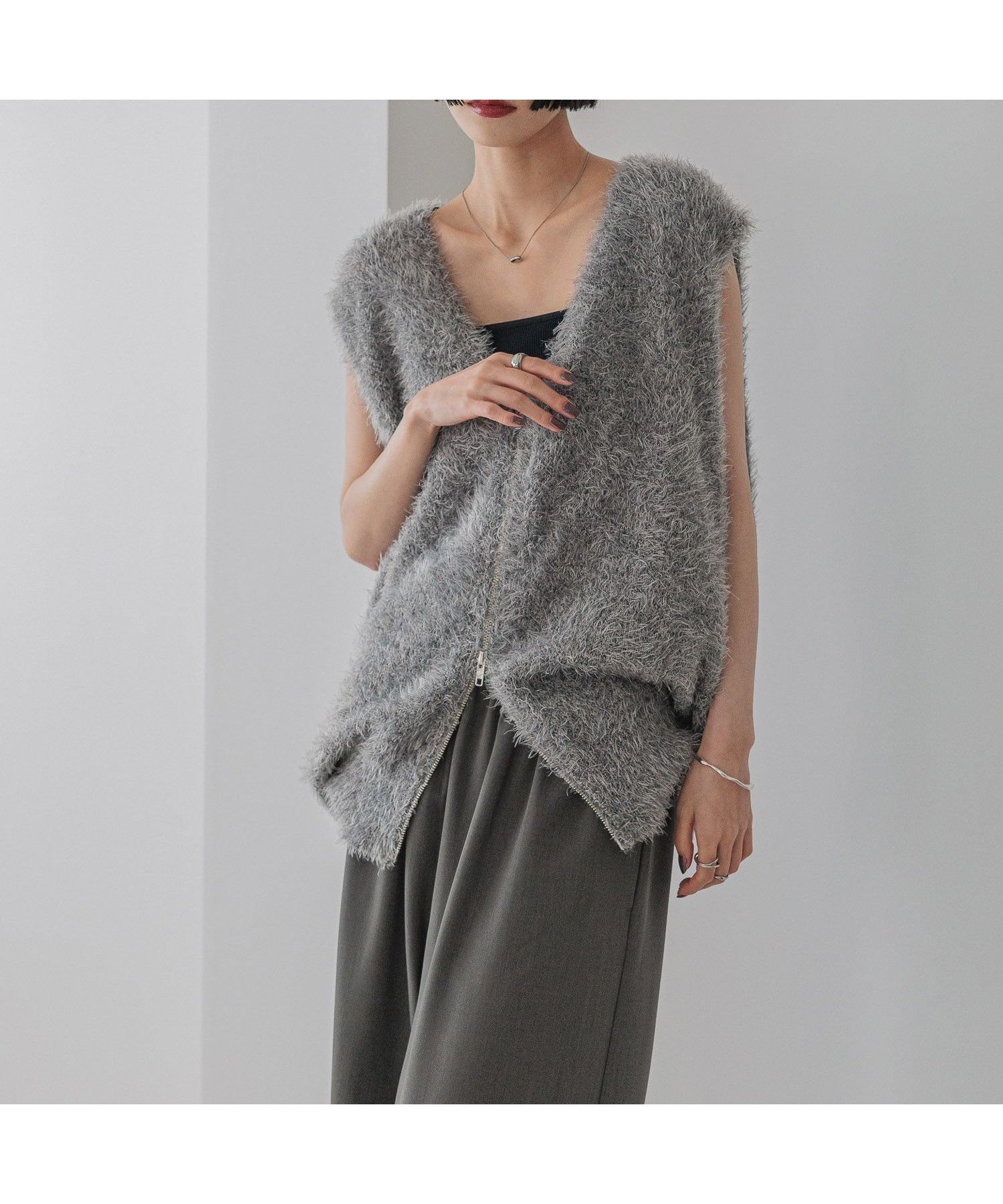 【ローリーズファーム/LOWRYS FARM】のシャギーZIPベスト インテリア・キッズ・メンズ・レディースファッション・服の通販 founy(ファニー) 　ファッション　Fashion　レディースファッション　Fashion for Women　アウター　Coat / Outerwear Collection　トップス・カットソー　Cut & Sew Tops　ベスト&ジレ / 重ね着スタイル　Vests & Gilets　おすすめ　Recommended / Our Picks　キャミソール　Camisole, Spaghetti Strap Top　タンク　Tank Top, Sleeveless Top　トレンド　Trend, Trending Now　ベスト　Vest, Waistcoat　羽織　Haori, Light Jacket　グレー|ID: prp329100004619050 ipo3291000000033578693