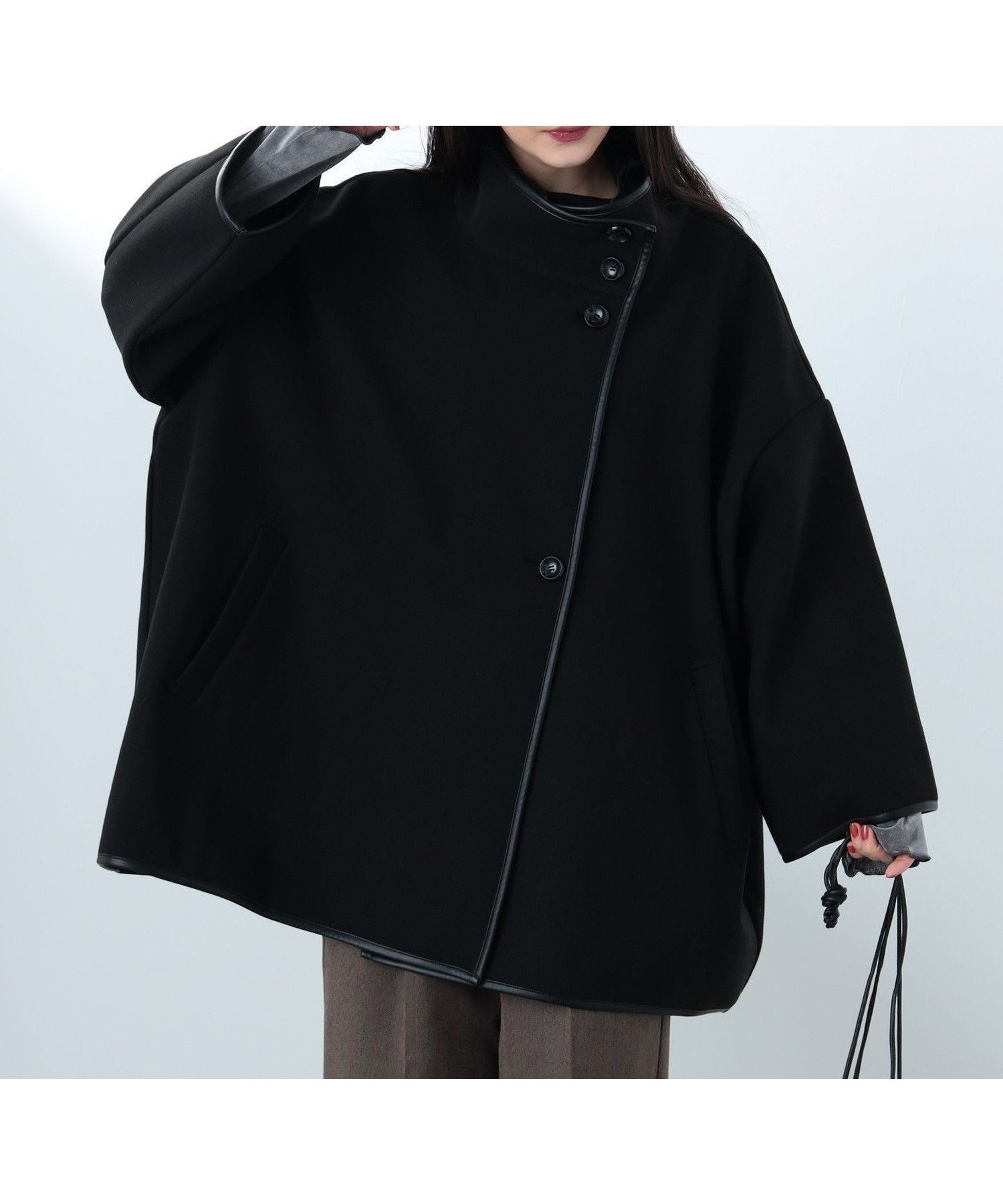 【ビームス ハート/BEAMS HEART】のパイピング ポンチョ風 コート インテリア・キッズ・メンズ・レディースファッション・服の通販 founy(ファニー) 　ファッション　Fashion　レディースファッション　Fashion for Women　アウター　Coat / Outerwear Collection　コート・ロングコート・ピーコート　Long Coats, Peacoats & More　ポンチョ・ケープコート　Ponchos & Capes　エレガント 上品　Elegant　クラシック　Classic, Timeless Style　スタンド　Stand Collar, Upright Stand　ストレート　Straight, Straight Cut　バランス　Balance, Style Balance　パイピング　Piping, Trim Design　フェイクレザー　Faux Leather, PU Leather　ポンチョ　Poncho, Cape Style　ミドル　Middle Length, Mid Height　リラックス　Relax, Relaxed Fit　冬　Winter / This Winter　A/W・秋冬　Autumn/Winter　BLACK|ID: prp329100004619284 ipo3291000000033126502