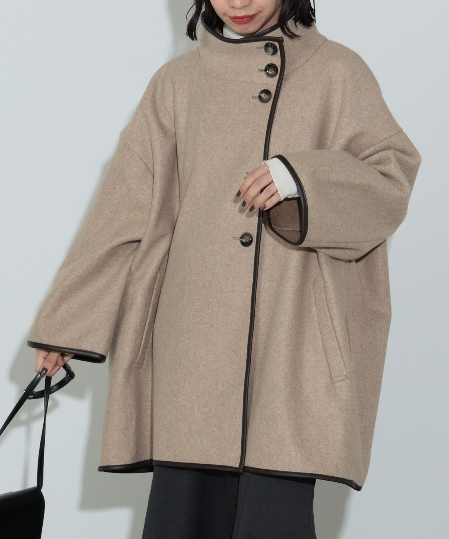 【ビームス ハート/BEAMS HEART】のパイピング ポンチョ風 コート インテリア・キッズ・メンズ・レディースファッション・服の通販 founy(ファニー) 　ファッション　Fashion　レディースファッション　Fashion for Women　アウター　Coat / Outerwear Collection　コート・ロングコート・ピーコート　Long Coats, Peacoats & More　ポンチョ・ケープコート　Ponchos & Capes　エレガント 上品　Elegant　クラシック　Classic, Timeless Style　スタンド　Stand Collar, Upright Stand　ストレート　Straight, Straight Cut　バランス　Balance, Style Balance　パイピング　Piping, Trim Design　フェイクレザー　Faux Leather, PU Leather　ポンチョ　Poncho, Cape Style　ミドル　Middle Length, Mid Height　リラックス　Relax, Relaxed Fit　冬　Winter / This Winter　A/W・秋冬　Autumn/Winter　BROWN|ID: prp329100004619284 ipo3291000000033126505