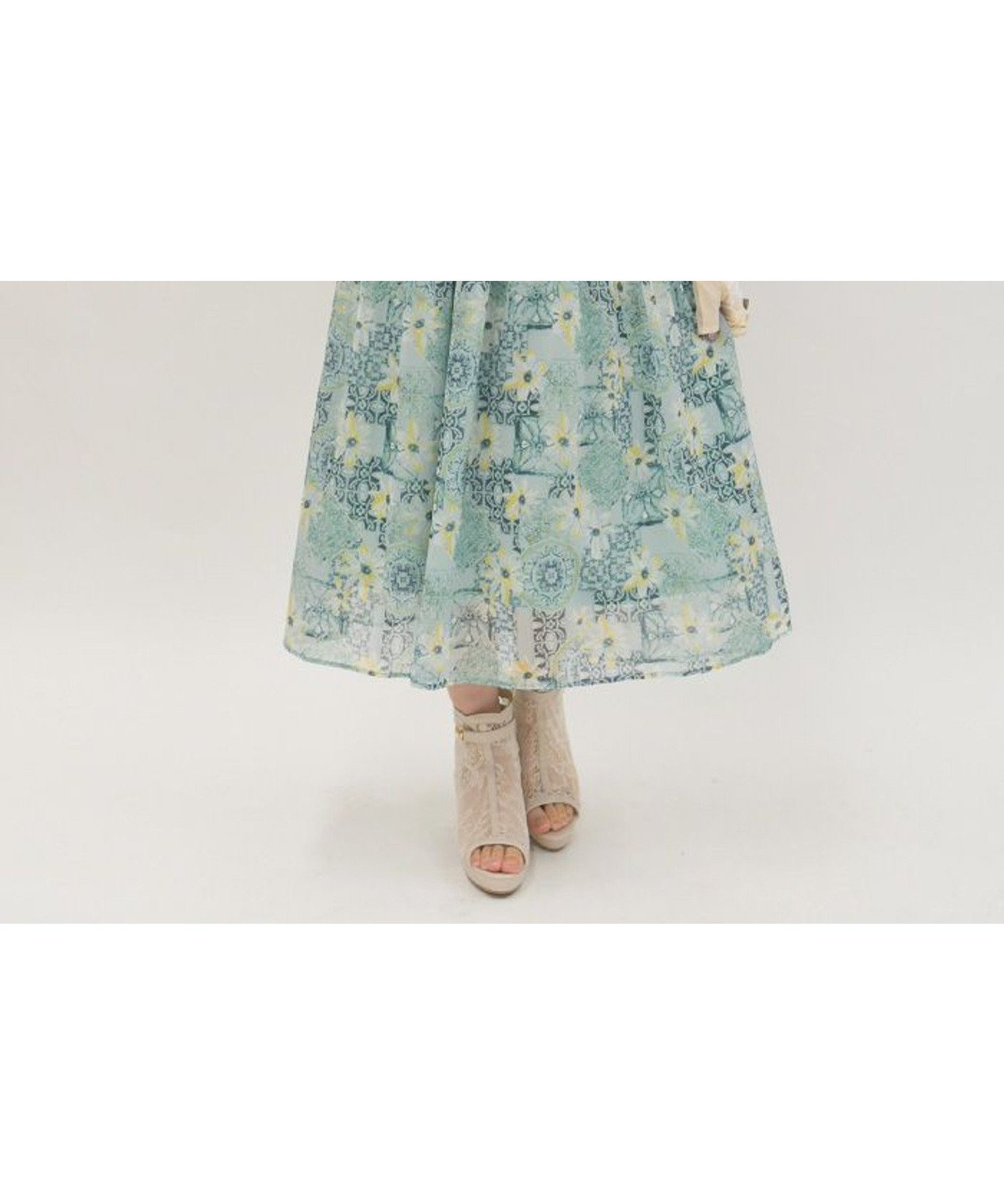 【アクシーズファム/axes femme】のフラワー*タイル柄楊柳ワンピース インテリア・キッズ・メンズ・レディースファッション・服の通販 founy(ファニー) 　ファッション　Fashion　レディースファッション　Fashion for Women　ワンピース　Dresses　おすすめ　Recommended / Our Picks　カーディガン　Cardigan, Knitwear　シフォン　Chiffon, Lightweight Fabric　スクエア　Square, Square Shape　ストール　Stole, Wrap　フェミニン　Feminine, Girly　フラワー　Flower, Floral　ワンポイント　One Point, Statement Accent　夏　Summer　グリーン|ID: prp329100004619321 ipo3291000000033185802