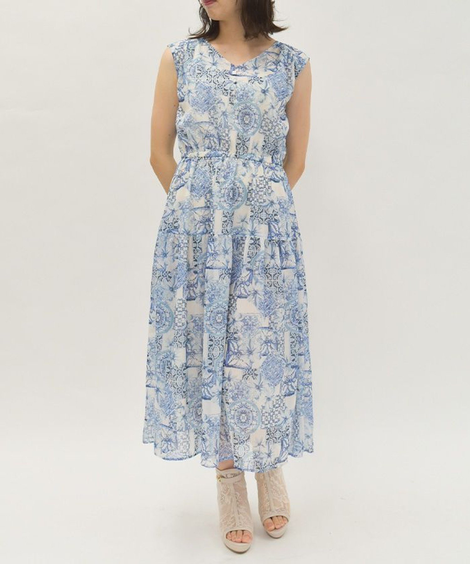 【アクシーズファム/axes femme】のフラワー*タイル柄楊柳ワンピース インテリア・キッズ・メンズ・レディースファッション・服の通販 founy(ファニー) 　ファッション　Fashion　レディースファッション　Fashion for Women　ワンピース　Dresses　おすすめ　Recommended / Our Picks　カーディガン　Cardigan, Knitwear　シフォン　Chiffon, Lightweight Fabric　スクエア　Square, Square Shape　ストール　Stole, Wrap　フェミニン　Feminine, Girly　フラワー　Flower, Floral　ワンポイント　One Point, Statement Accent　夏　Summer　ブルー|ID: prp329100004619321 ipo3291000000033185803