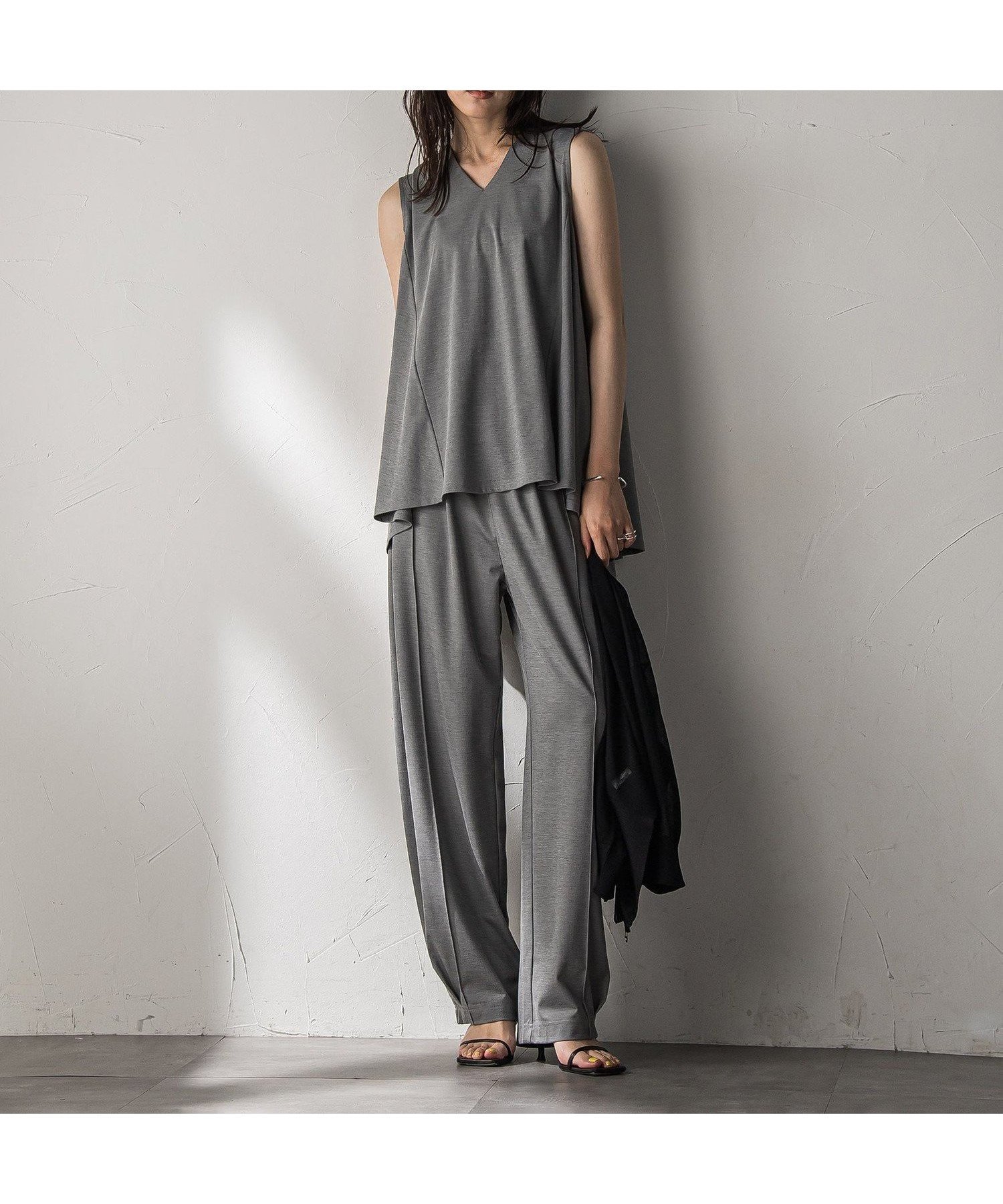 【メイソングレイ/MAYSON GREY】のフレアノースリーブ+カーブパンツセットアップ≪手洗い可能≫ インテリア・キッズ・メンズ・レディースファッション・服の通販 founy(ファニー) 　ファッション　Fashion　レディースファッション　Fashion for Women　セットアップ　Matching Sets　レディースパンツ・ボトムス　Pants & Trousers / Bottoms　カーディガン　Cardigan, Knitwear　ジャケット　Jacket, Outerwear　セットアップ　Set-Up, Coordinated Outfit　ノースリーブ　Sleeveless, No-Sleeve　パターン　Pattern, Design Print　フレア　Flare, Flared　ブルゾン　Blouson, Bomber Jacket　リラックス　Relax, Relaxed Fit　旅行　Travel　ライトグレー|ID: prp329100004619569 ipo3291000000033129252