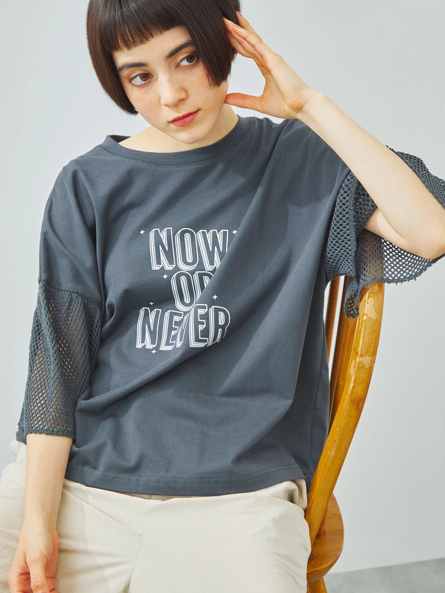 【サマンサモスモス/Samansa Mos2】の接触冷感 袖メッシュプリントTシャツ インテリア・キッズ・メンズ・レディースファッション・服の通販 founy(ファニー) 　ファッション　Fashion　レディースファッション　Fashion for Women　トップス・カットソー　Cut & Sew Tops　シャツ・ブラウス・オフィスカジュアル　Elegant Blouses & Button-Ups　ロングTシャツ・Tシャツ　Longline T-Shirts & Tees　プリント　Print, Printed Pattern　メッシュ　Mesh, Net Fabric　チャコールグレー|ID: prp329100004619645 ipo3291000000033567352