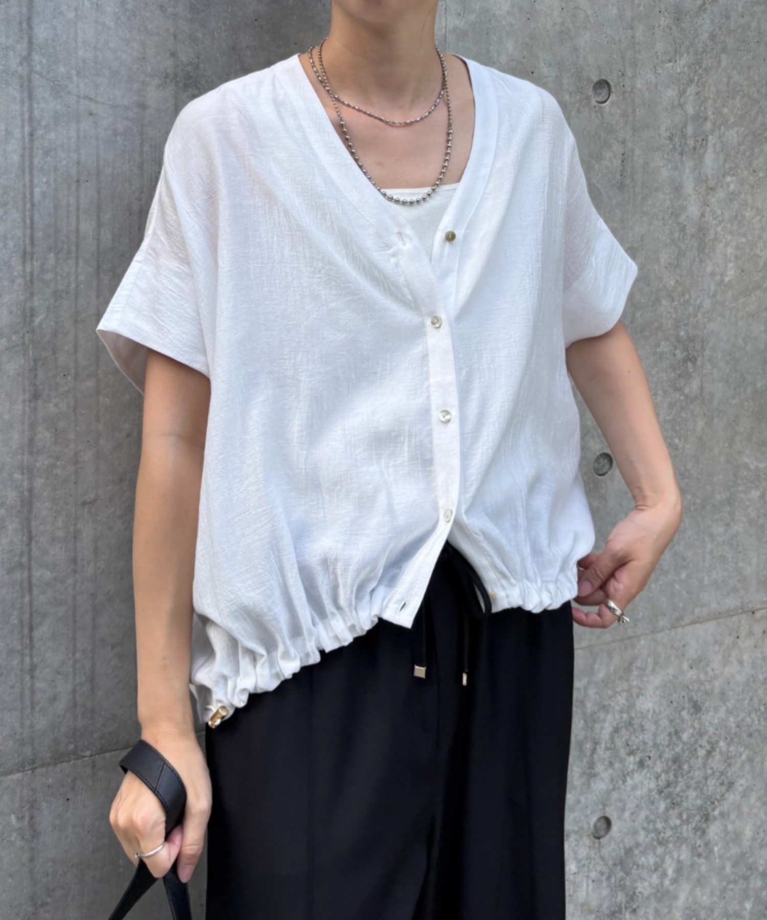 【ジェナ エスパス メルヴェイユ/Jena espace merveilleux】の【スッキリ半袖Vシャツ】裾ドロストダブルVシャツ インテリア・キッズ・メンズ・レディースファッション・服の通販 founy(ファニー) 　ファッション　Fashion　レディースファッション　Fashion for Women　トップス・カットソー　Cut & Sew Tops　シャツ・ブラウス・オフィスカジュアル　Elegant Blouses & Button-Ups　スマート　Smart, Elegant　ドローコード　Drawcord, Drawstring Cord　半袖　Short Sleeve, Half Sleeve　再入荷　Restock / Back in Stock　おすすめ　Recommended / Our Picks　オフホワイト|ID: prp329100004619958 ipo3291000000033461603