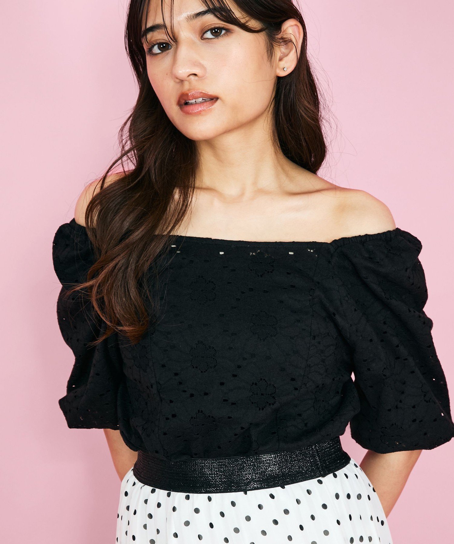 【クイーンズ コート/QUEENS COURT】の【SHIORI IRIE コラボ】2WAYオフショルレースブラウス≪手洗い可能≫ インテリア・キッズ・メンズ・レディースファッション・服の通販 founy(ファニー) 　ファッション　Fashion　レディースファッション　Fashion for Women　トップス・カットソー　Cut & Sew Tops　シャツ・ブラウス・オフィスカジュアル　Elegant Blouses & Button-Ups　エアリー　Airy Texture　ギャザー　Gathered, Ruffled　コラボ　Collaboration, Collab　切替　Switching, Contrast Panel　シャーリング　Shirring, Ruched　ショルダー　Shoulder, Shoulder Strap　デコルテ　Décolleté, Neckline　デニム　Denim, Jeans Material　ビスチェ　Bustier, Corset Top　フェミニン　Feminine, Girly　ポケット　Pocket, Pocket Detail　マーガレット　Marguerite, Daisy Pattern　レース　Lace, Lace Fabric　ブラック|ID: prp329100004620089 ipo3291000000033137265