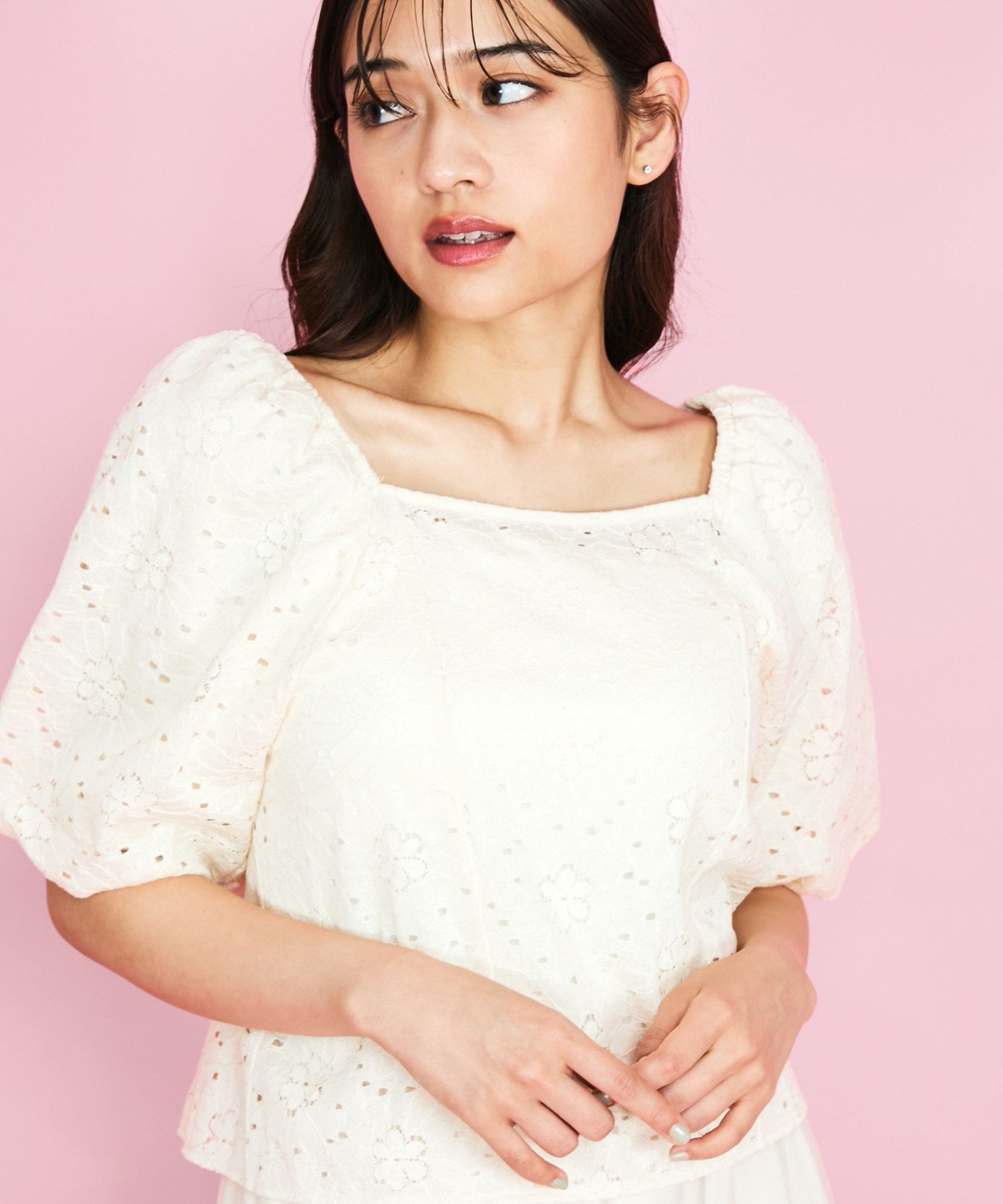 【クイーンズ コート/QUEENS COURT】の【SHIORI IRIE コラボ】2WAYオフショルレースブラウス≪手洗い可能≫ インテリア・キッズ・メンズ・レディースファッション・服の通販 founy(ファニー) 　ファッション　Fashion　レディースファッション　Fashion for Women　トップス・カットソー　Cut & Sew Tops　シャツ・ブラウス・オフィスカジュアル　Elegant Blouses & Button-Ups　エアリー　Airy Texture　ギャザー　Gathered, Ruffled　コラボ　Collaboration, Collab　切替　Switching, Contrast Panel　シャーリング　Shirring, Ruched　ショルダー　Shoulder, Shoulder Strap　デコルテ　Décolleté, Neckline　デニム　Denim, Jeans Material　ビスチェ　Bustier, Corset Top　フェミニン　Feminine, Girly　ポケット　Pocket, Pocket Detail　マーガレット　Marguerite, Daisy Pattern　レース　Lace, Lace Fabric　アイボリー|ID: prp329100004620089 ipo3291000000033137269
