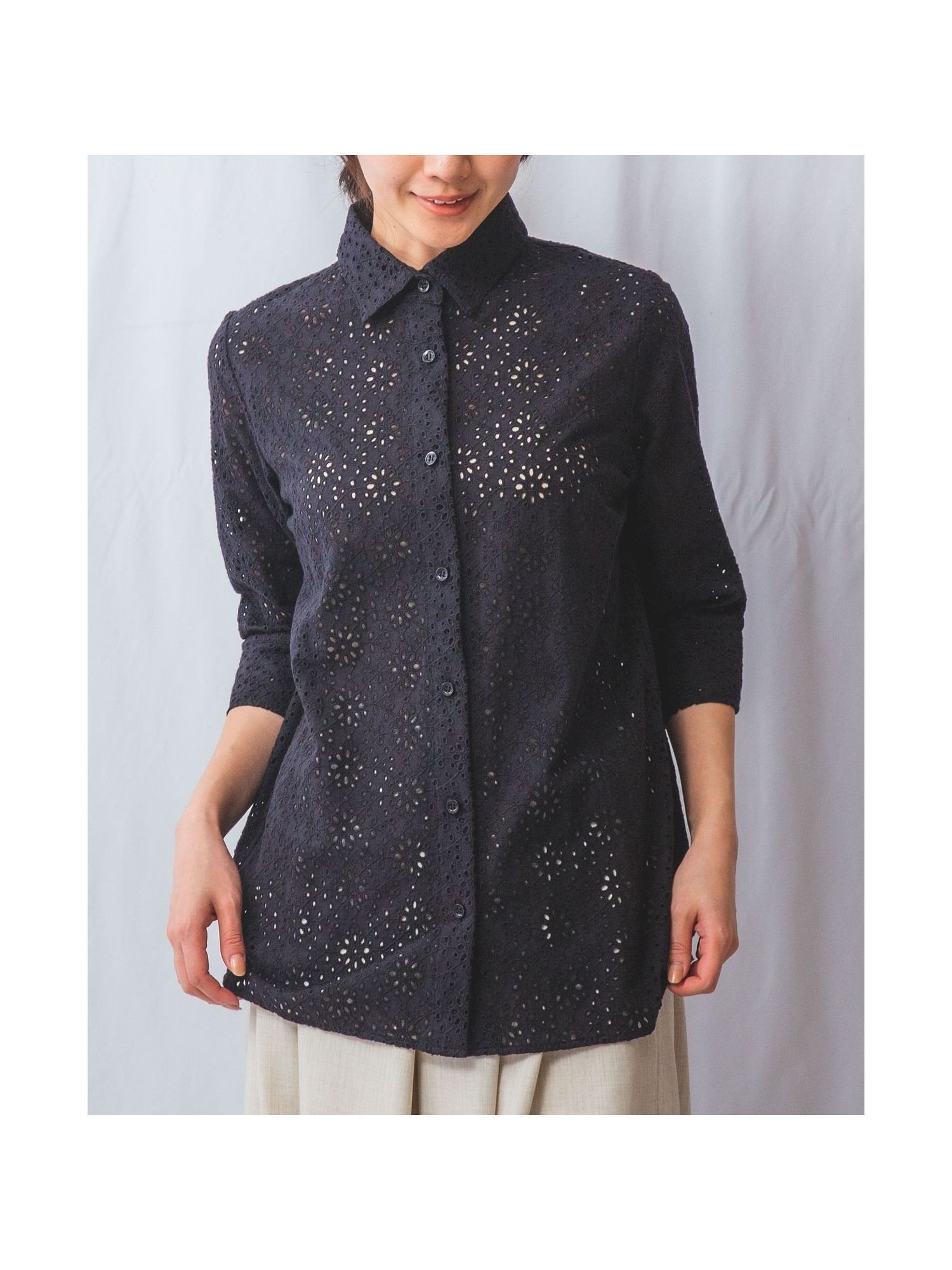【ナラ カミーチェ/NARACAMICIE】のレース七分袖シャツ インテリア・キッズ・メンズ・レディースファッション・服の通販 founy(ファニー) 　ファッション　Fashion　レディースファッション　Fashion for Women　トップス・カットソー　Cut & Sew Tops　シャツ・ブラウス・オフィスカジュアル　Elegant Blouses & Button-Ups　クロップド　Cropped, Short Length　ストレッチ　Stretch, Stretchy Fabric　スリット　Slit, Slit Detail　レース　Lace, Lace Fabric　エレガント 上品　Elegant　夏　Summer　ブラック|ID: prp329100004620403 ipo3291000000033550502