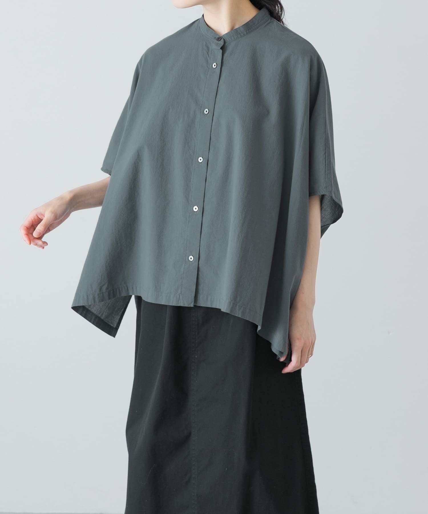 【かぐれ/kagure / URBAN RESEARCH】のコットンスクエアポンチョシャツ インテリア・キッズ・メンズ・レディースファッション・服の通販 founy(ファニー) 　ファッション　Fashion　レディースファッション　Fashion for Women　アウター　Coat / Outerwear Collection　ポンチョ・ケープコート　Ponchos & Capes　トップス・カットソー　Cut & Sew Tops　シャツ・ブラウス・オフィスカジュアル　Elegant Blouses & Button-Ups　2025年　2025　2025春夏・S/S　Spring/Summer 2025 SS25　シンプル　Simple, Minimal　スタンド　Stand Collar, Upright Stand　スリット　Slit, Slit Detail　ワイド　Wide, Wide Fit　エレガント 上品　Elegant　夏　Summer　S/S・春夏　SS, Spring/Summer, Warm Season　羽織　Haori, Light Jacket　GRAY|ID: prp329100004620677 ipo3291000000033225711