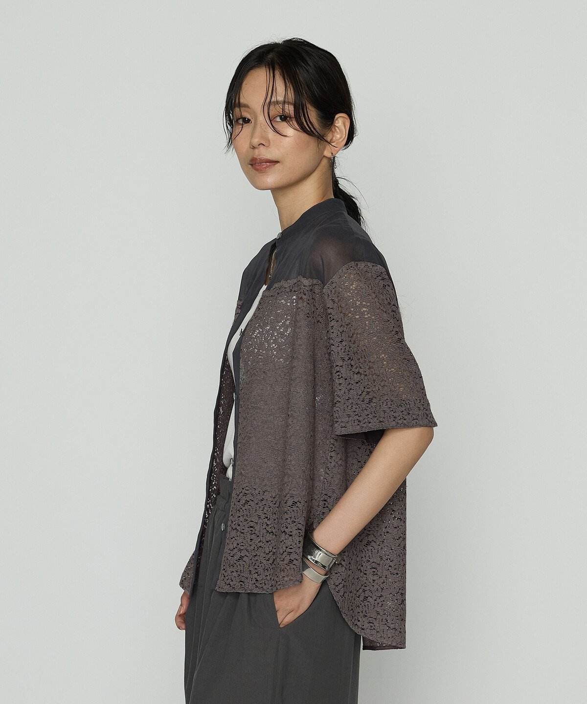【コムサ/COMME CA】のリネンコードレース シャツブラウス インテリア・キッズ・メンズ・レディースファッション・服の通販 founy(ファニー) 　ファッション　Fashion　レディースファッション　Fashion for Women　トップス・カットソー　Cut & Sew Tops　シャツ・ブラウス・オフィスカジュアル　Elegant Blouses & Button-Ups　オケージョン　Occasion Wear　オーガンジー　Organza Fabric　切替　Switching, Contrast Panel　シアー　Sheer, See-Through　スカラップ　Scallop, Scalloped Edge　ダウン　Down, Puffer　デニム　Denim, Jeans Material　なめらか　Smooth, Silky Texture　フェミニン　Feminine, Girly　ベーシック　Basic, Essential　半袖　Short Sleeve, Half Sleeve　羽織　Haori, Light Jacket　ミックス　Mix, Mixed Style　モチーフ　Motif, Design Theme　ヨーク　Yoke, Yoke Design　リネン　Linen, Linen Fabric　リーフ　Leaf, Botanical Leaf　レース　Lace, Lace Fabric　ロールアップ　Roll-Up, Cuffed Hem　おすすめ　Recommended / Our Picks　日本製　Made In Japan　夏　Summer　エレガント 上品　Elegant　08:チャコール|ID: prp329100004621525 ipo3291000000033575271