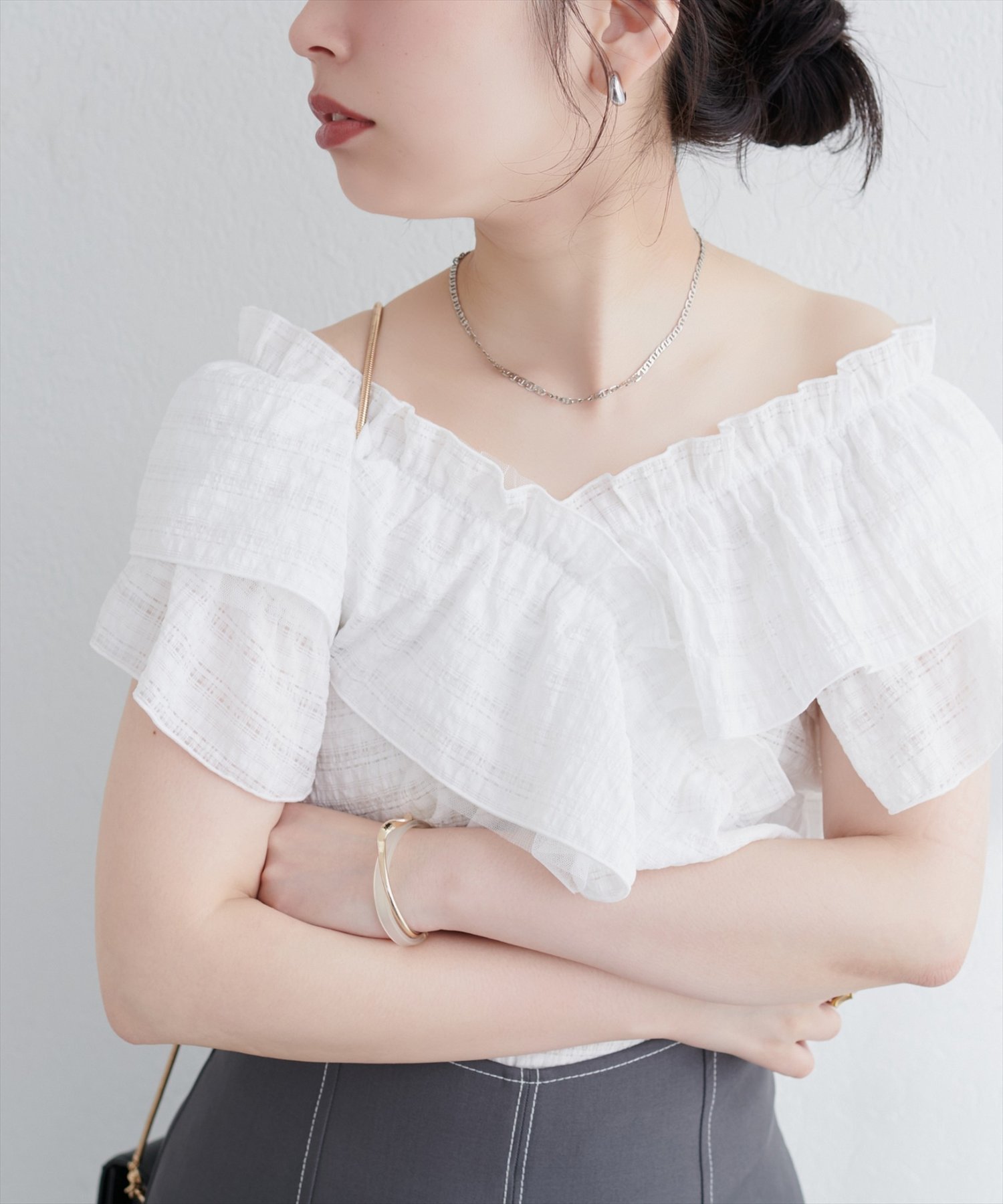 【ナチュラルクチュール/natural couture】の2WAYランダムフリルオフショルブラウス インテリア・キッズ・メンズ・レディースファッション・服の通販 founy(ファニー) 　ファッション　Fashion　レディースファッション　Fashion for Women　トップス・カットソー　Cut & Sew Tops　シャツ・ブラウス・オフィスカジュアル　Elegant Blouses & Button-Ups　アクセサリー　Fashion Accessories　サンダル　Sandals, Summer Shoes　スニーカー　Sneakers, Trainers　ダウン　Down, Puffer　デコルテ　Décolleté, Neckline　デニム　Denim, Jeans Material　パール　Pearl, Pearl Accent　ビジュー　Bijou, Jewel-like Accent　フェミニン　Feminine, Girly　フリル　Frill, Ruffle　フレア　Flare, Flared　ポケット　Pocket, Pocket Detail　レース　Lace, Lace Fabric　エレガント 上品　Elegant　2025年　2025　2025春夏・S/S　Spring/Summer 2025 SS25　オフホワイト|ID: prp329100004621531 ipo3291000000033558630