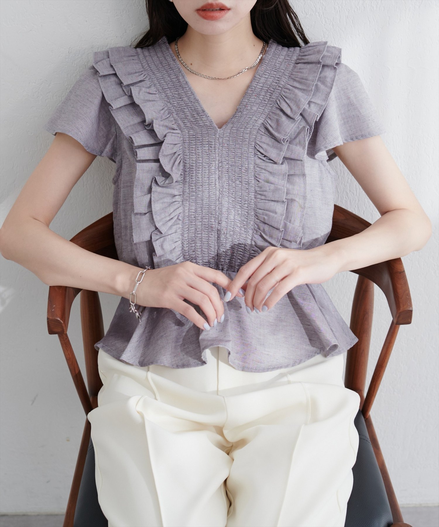 【ナチュラルクチュール/natural couture】の【WEB限定】シャーリングペプラムブラウス インテリア・キッズ・メンズ・レディースファッション・服の通販 founy(ファニー) 　ファッション　Fashion　レディースファッション　Fashion for Women　トップス・カットソー　Cut & Sew Tops　シャツ・ブラウス・オフィスカジュアル　Elegant Blouses & Button-Ups　エレガント 上品　Elegant　サンダル　Sandals, Summer Shoes　シャーリング　Shirring, Ruched　スニーカー　Sneakers, Trainers　デニム　Denim, Jeans Material　フェミニン　Feminine, Girly　フリル　Frill, Ruffle　フレア　Flare, Flared　ペプラム　Peplum, Flared Hem　ポケット　Pocket, Pocket Detail　リラックス　Relax, Relaxed Fit　ロング　Long, Long-Length　ワイド　Wide, Wide Fit　おすすめ　Recommended / Our Picks　2025年　2025　2025春夏・S/S　Spring/Summer 2025 SS25　グレー|ID: prp329100004621553 ipo3291000000033212506