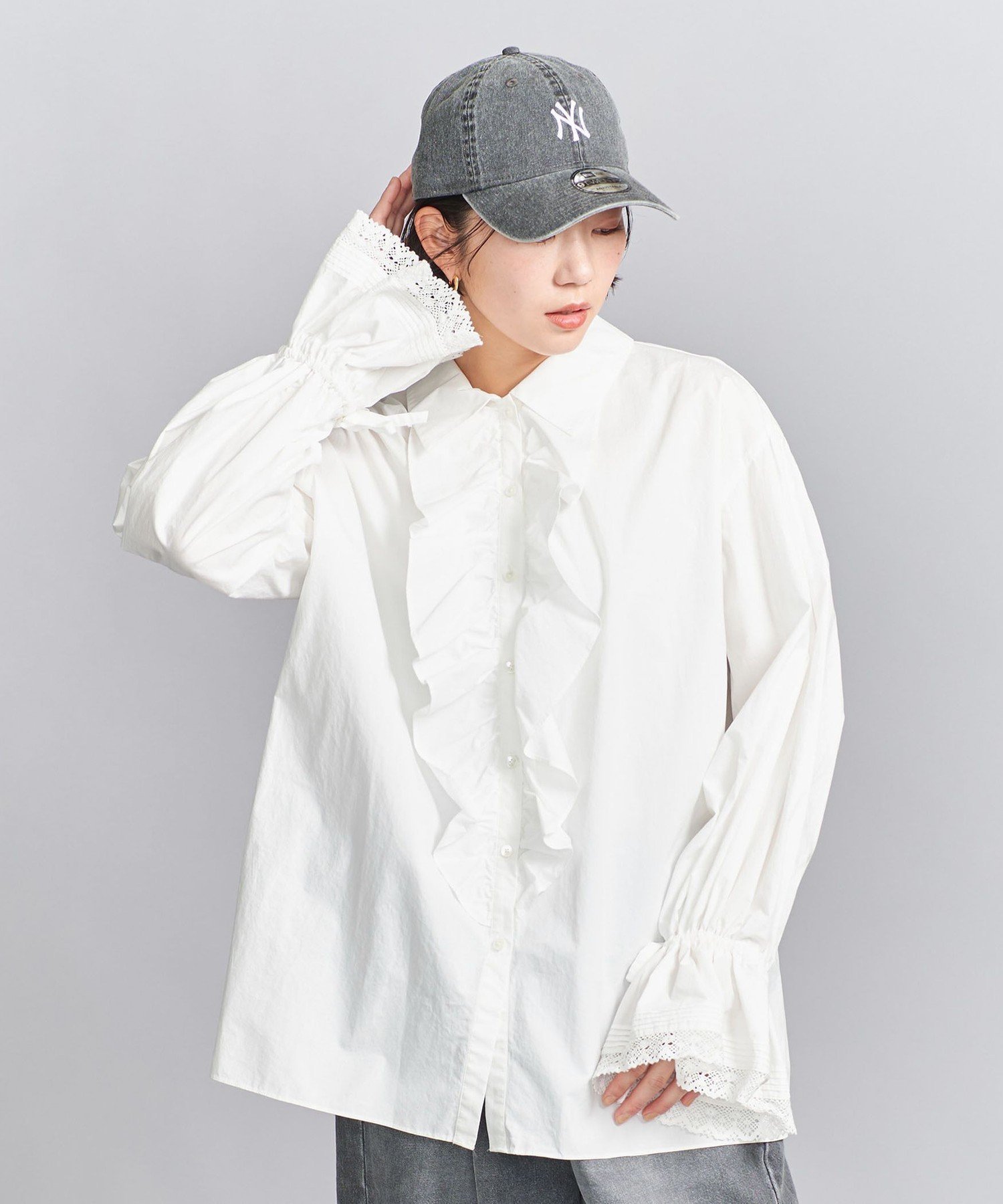 【ビューティ&ユース ユナイテッドアローズ/BEAUTY&YOUTH / UNITED ARROWS】のコットン フリル レーススリーブ シャツ インテリア・キッズ・メンズ・レディースファッション・服の通販 founy(ファニー) 　ファッション　Fashion　レディースファッション　Fashion for Women　トップス・カットソー　Cut & Sew Tops　シャツ・ブラウス・オフィスカジュアル　Elegant Blouses & Button-Ups　ウォッシュ　Washed Finish　スリーブ　Sleeve, Long Sleeve / Short Sleeve　デニム　Denim, Jeans Material　バランス　Balance, Style Balance　フリル　Frill, Ruffle　ボトム　Bottoms, Lower Wear　ルーズ　Loose, Oversized　レース　Lace, Lace Fabric　WHITE|ID: prp329100004621941 ipo3291000000033872157